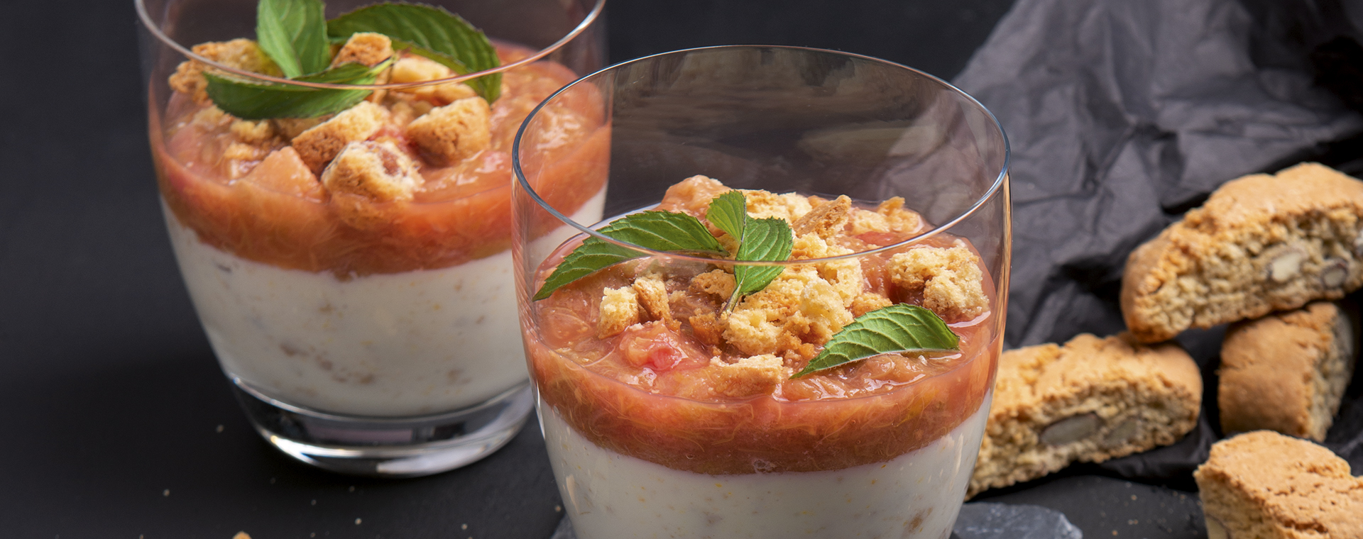 3 22 Rhabarberragout Auf Cantuccini Orangencreme 1920x760px