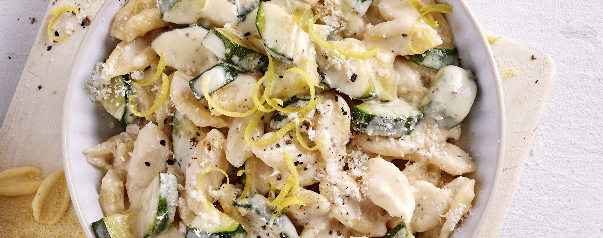 3 22 Schnippelnudeln Mit Zucchini Zitronen Sosse Web 1920x760px