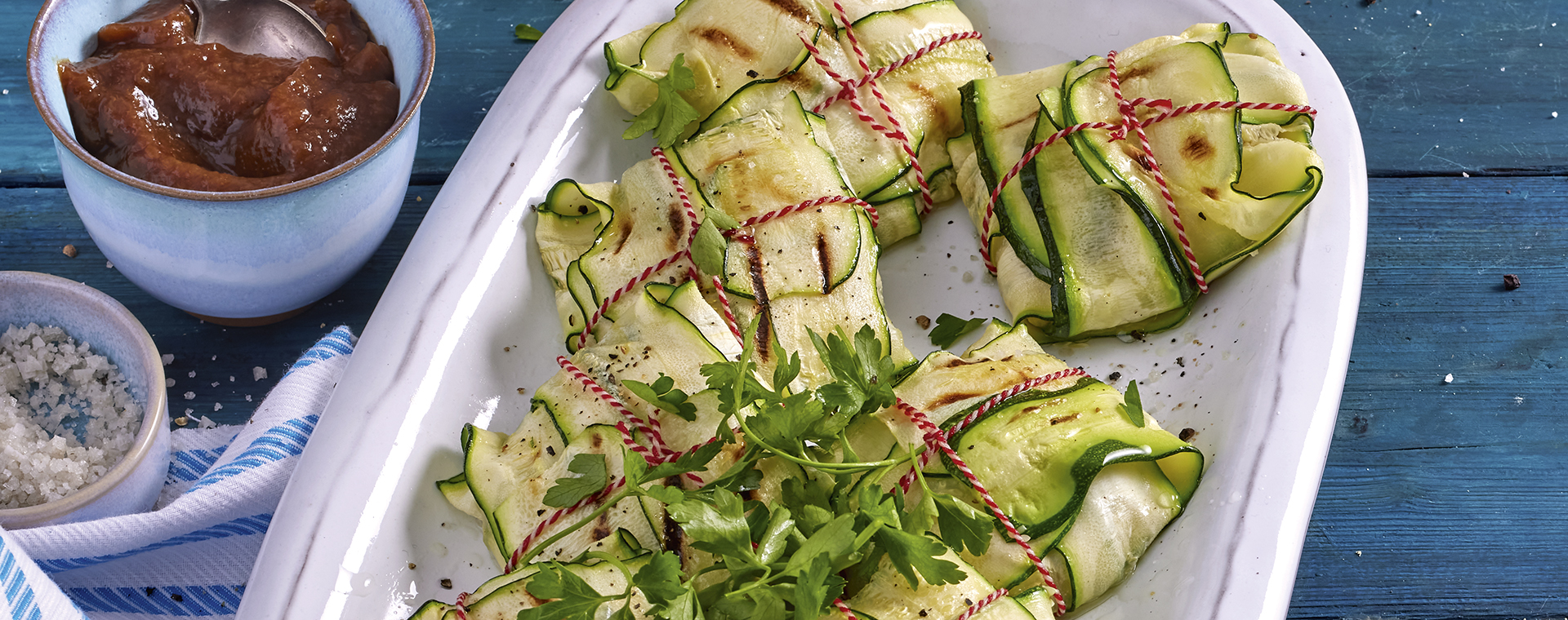 3 22 Zucchinipaeckchen Mit Hirse Linsen Fuellung Und Chamoy Sosse 1920x760px
