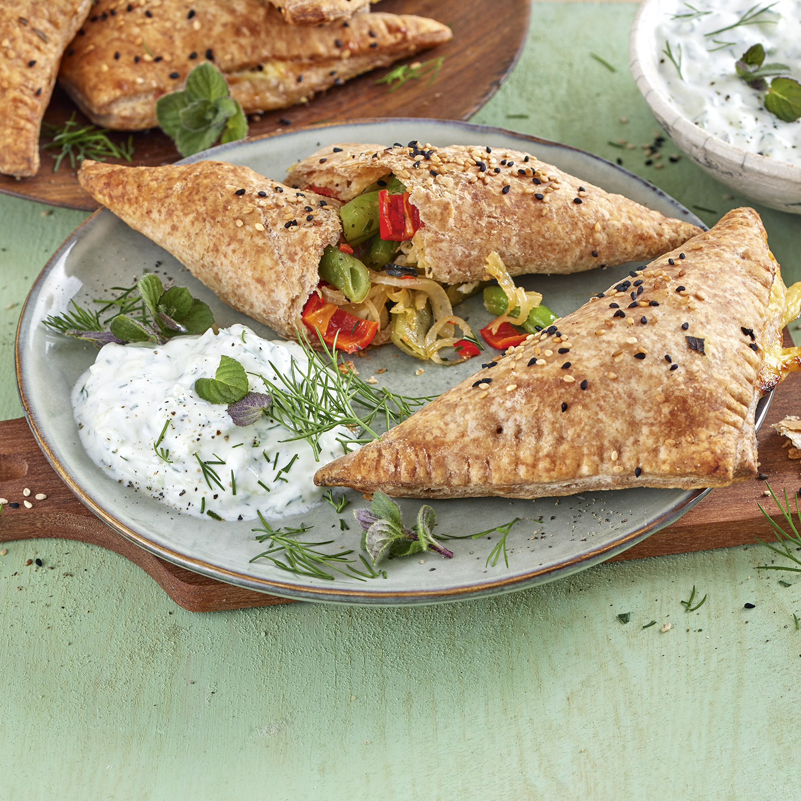 4 22 Blaetterteigtaschen Mit Bohnenfuellung Und Zaziki 1600x1600px