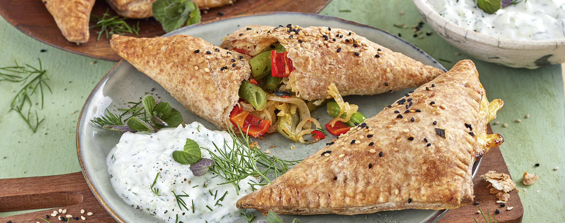 4 22 Blaetterteigtaschen Mit Bohnenfuellung Und Zaziki 1920x760px