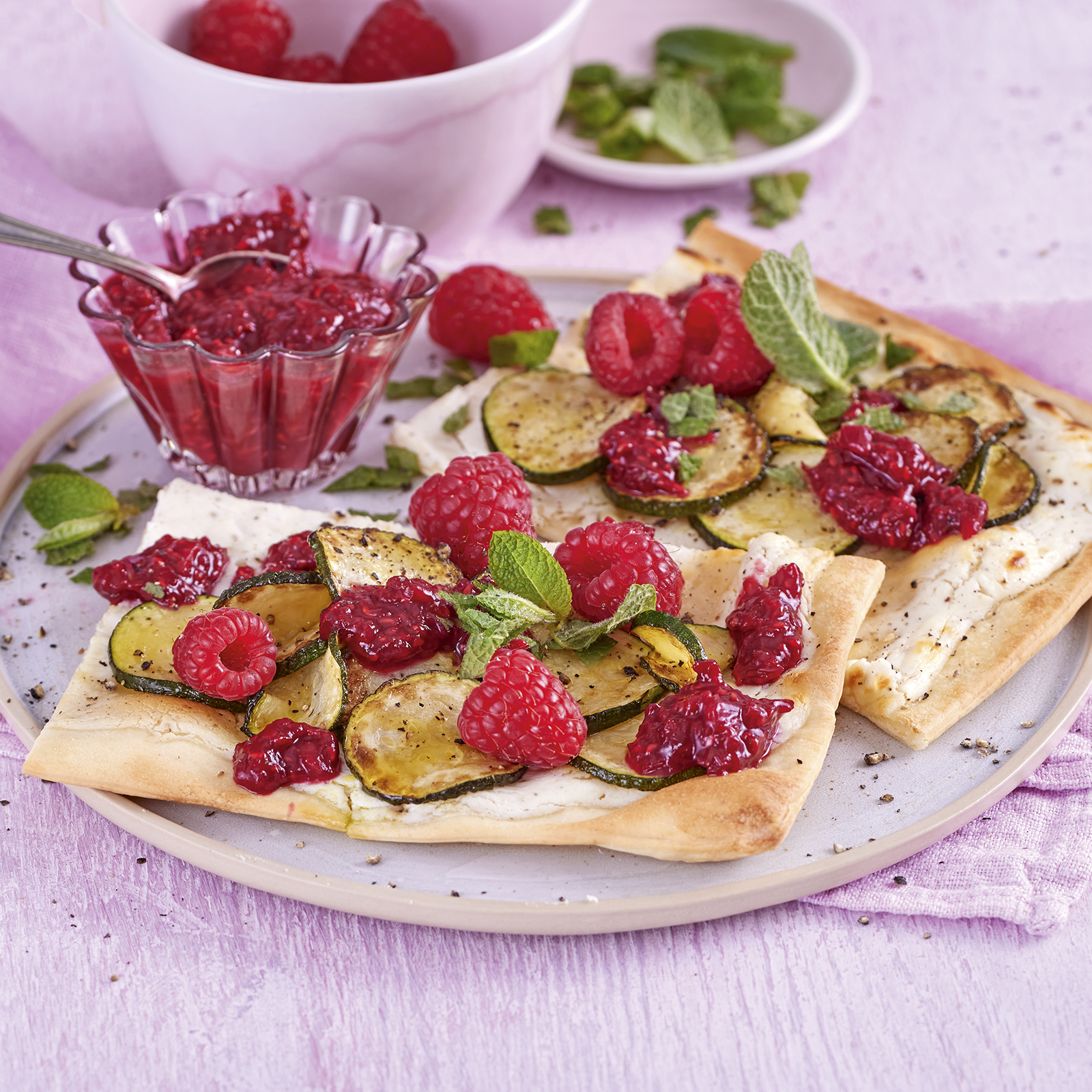 4 22 Flammkuchen Mit Zucchini Und Himbeerchutney 1600x1600px