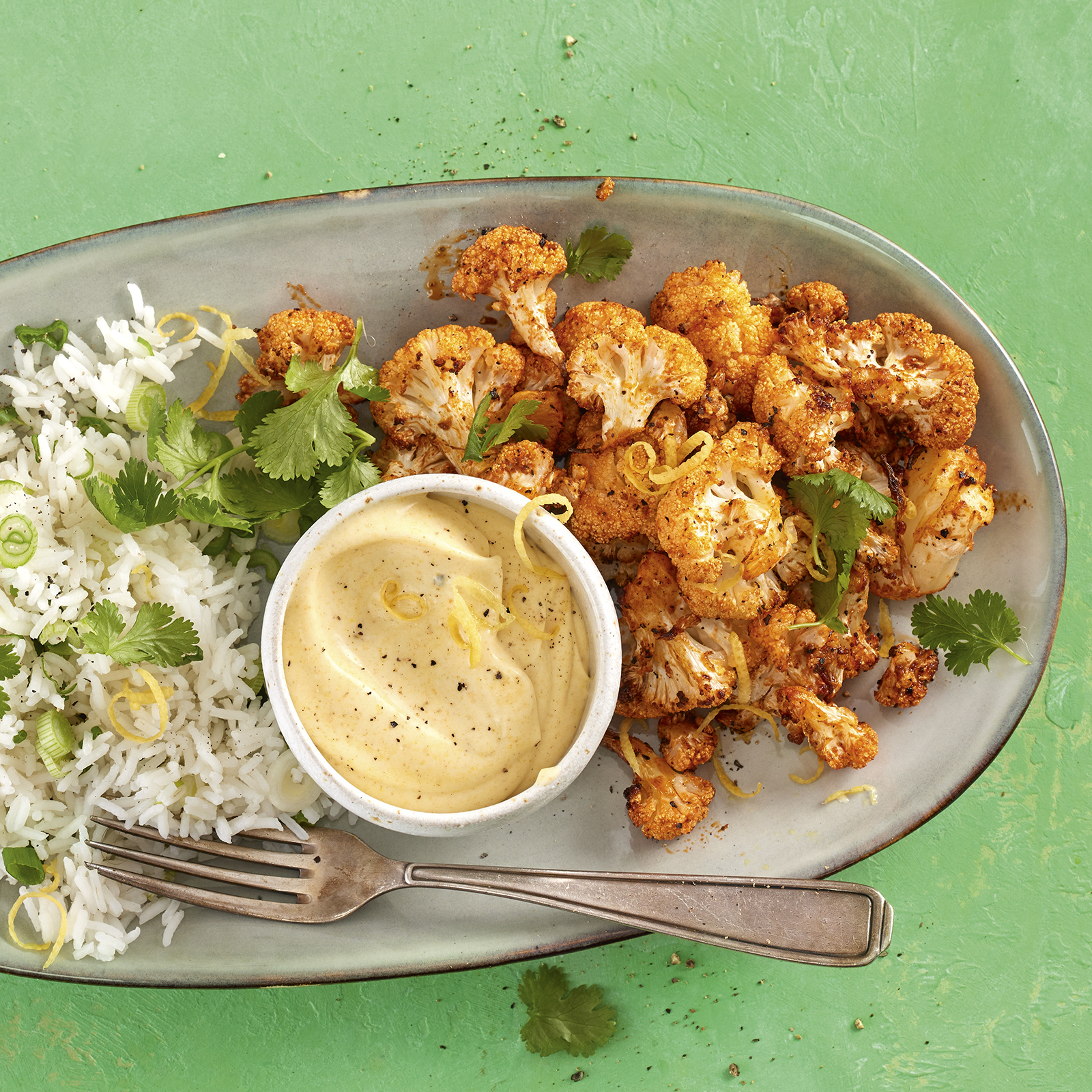 4 22 Geroesteter Blumenkohl Mit Zitronen Curry Raita Und Reis 1600x1600px