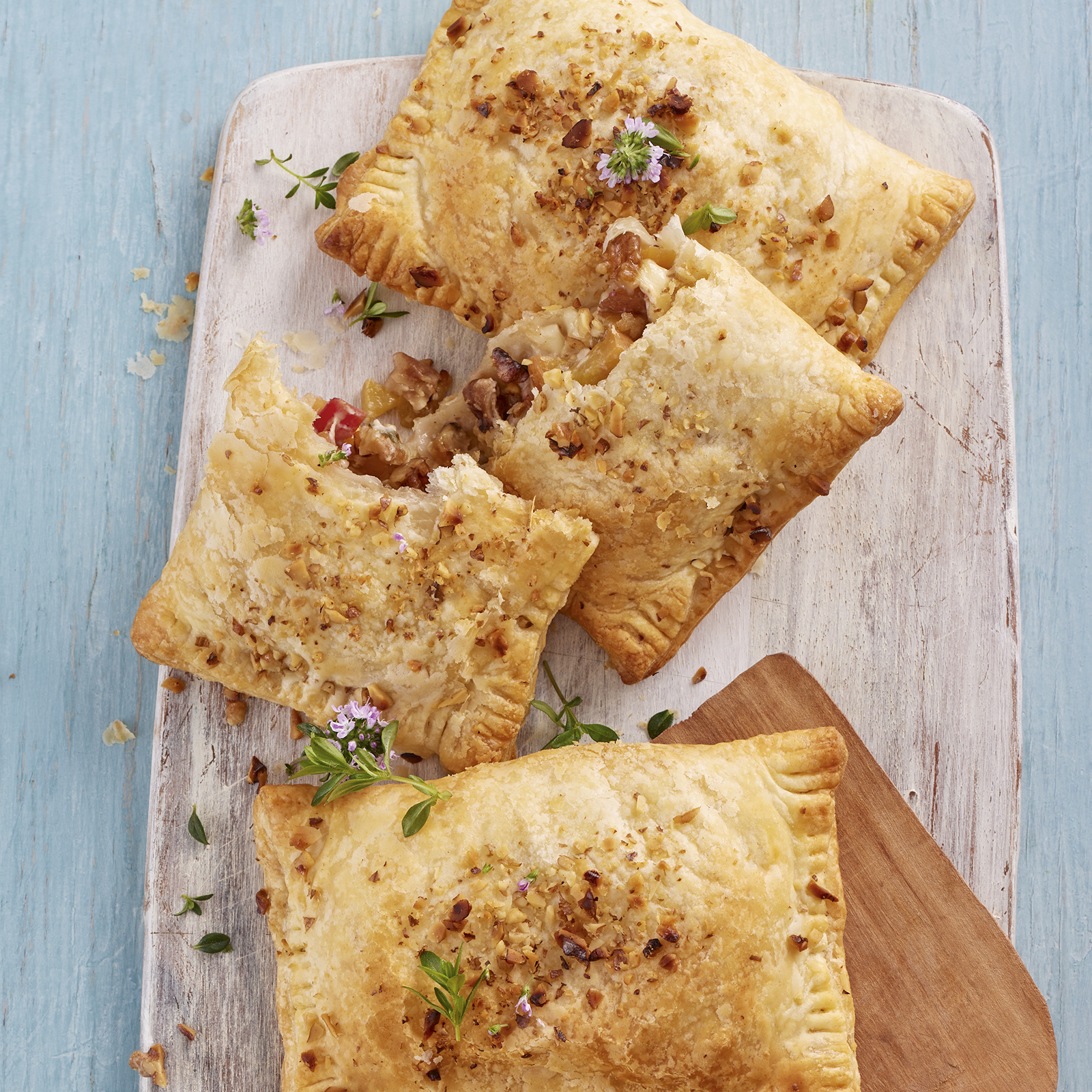 4 22 Nussige Blaetterteigtaschen Mit Camembert Und Aprikosen 1600x1600px