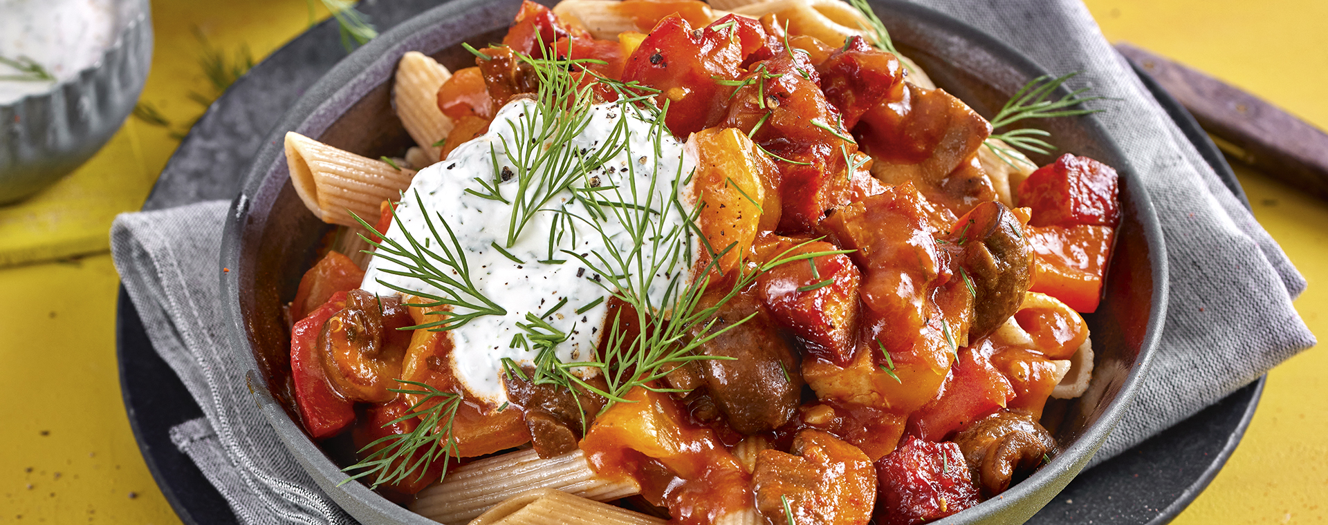 4 22 Paprikagulasch Mit Vollkornnudeln Und Dilljoghurt 1920x760px