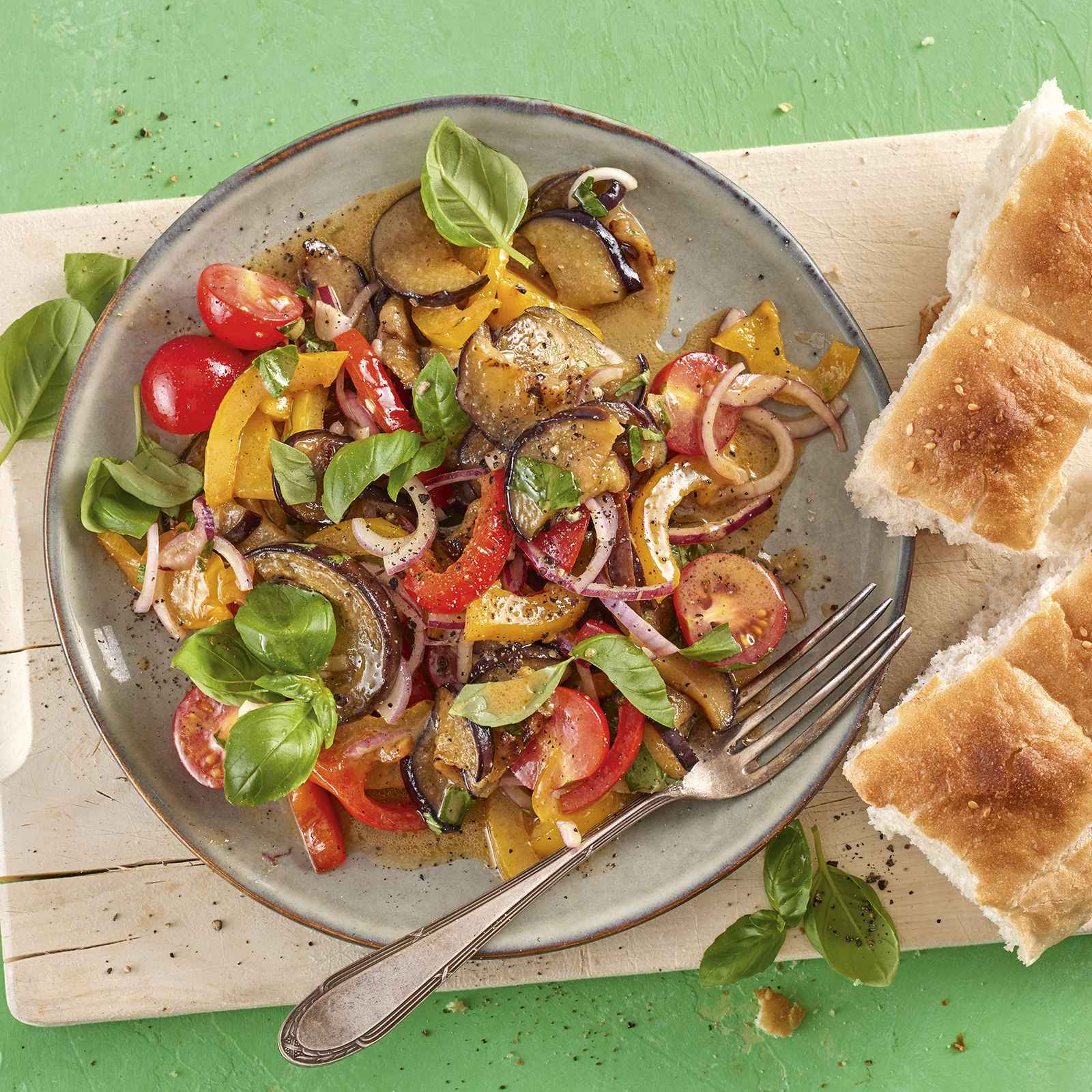 4 22 Suesssaurer Auberginen Paprika Salat Mit Fladenbrot 1600x1600px