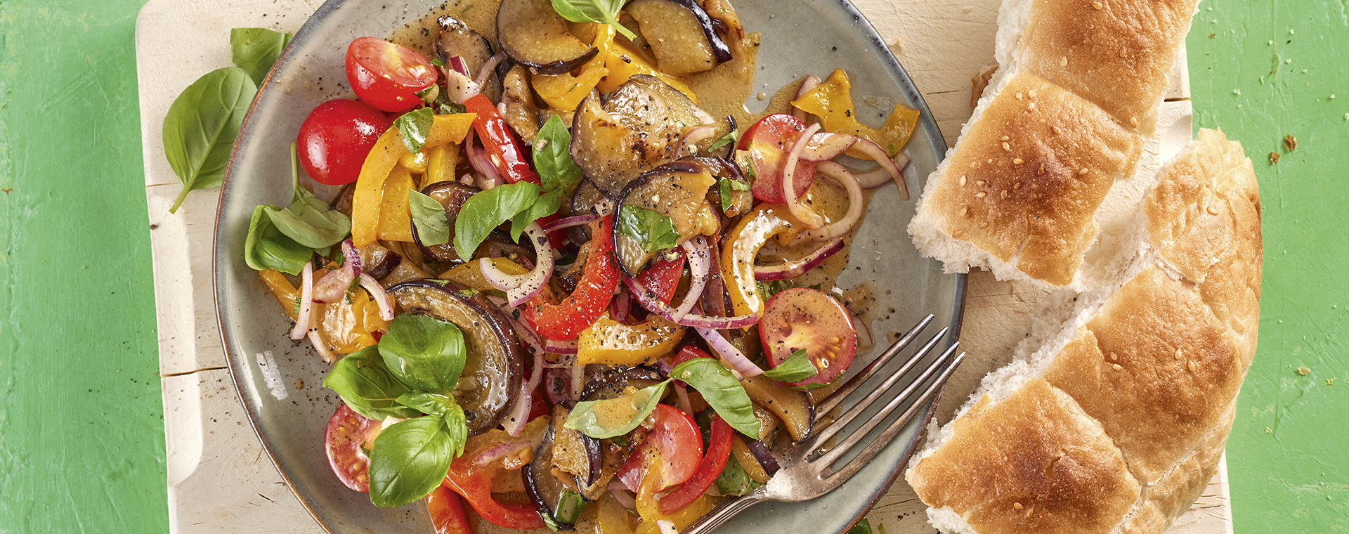 4 22 Suesssaurer Auberginen Paprika Salat Mit Fladenbrot 1920x760px