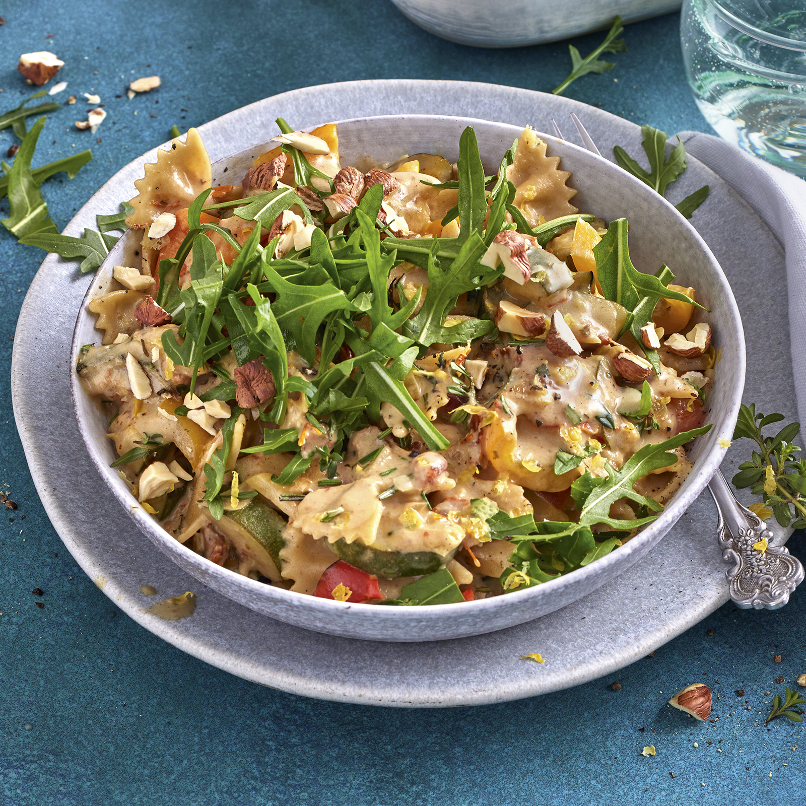 4 22 Vollkornpasta Mit Cremiger Gemuesesosse Und Rucola Nuss Topping 1600x1600px