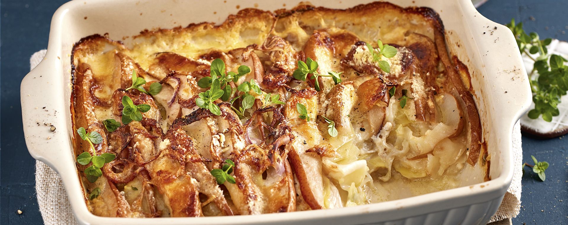 5 22 Kartoffel Birnen Gratin Mit Zwiebelkruste 1920x760px