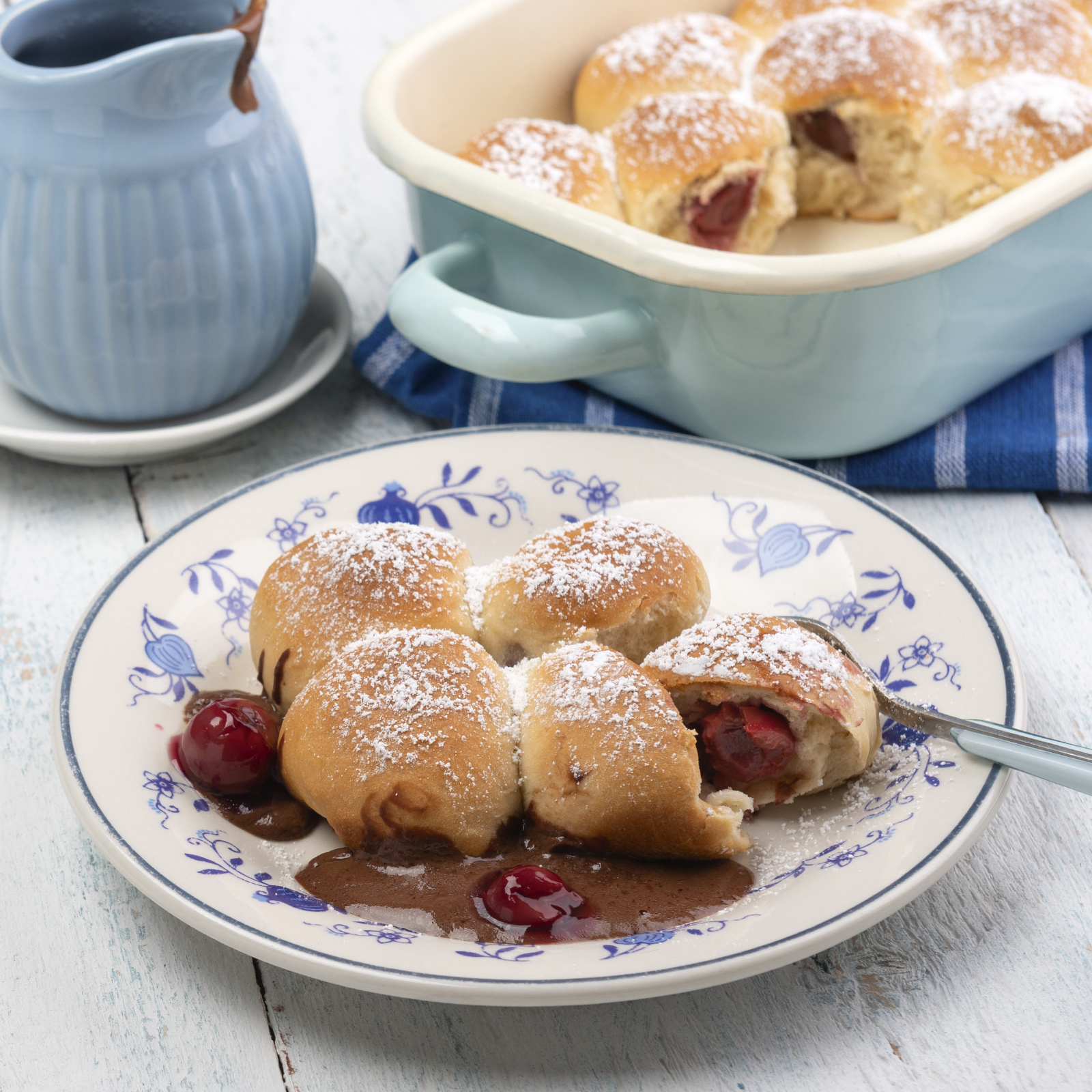 5 22 Kirschnudeln Mit Schokoladensosse 1600x1600px