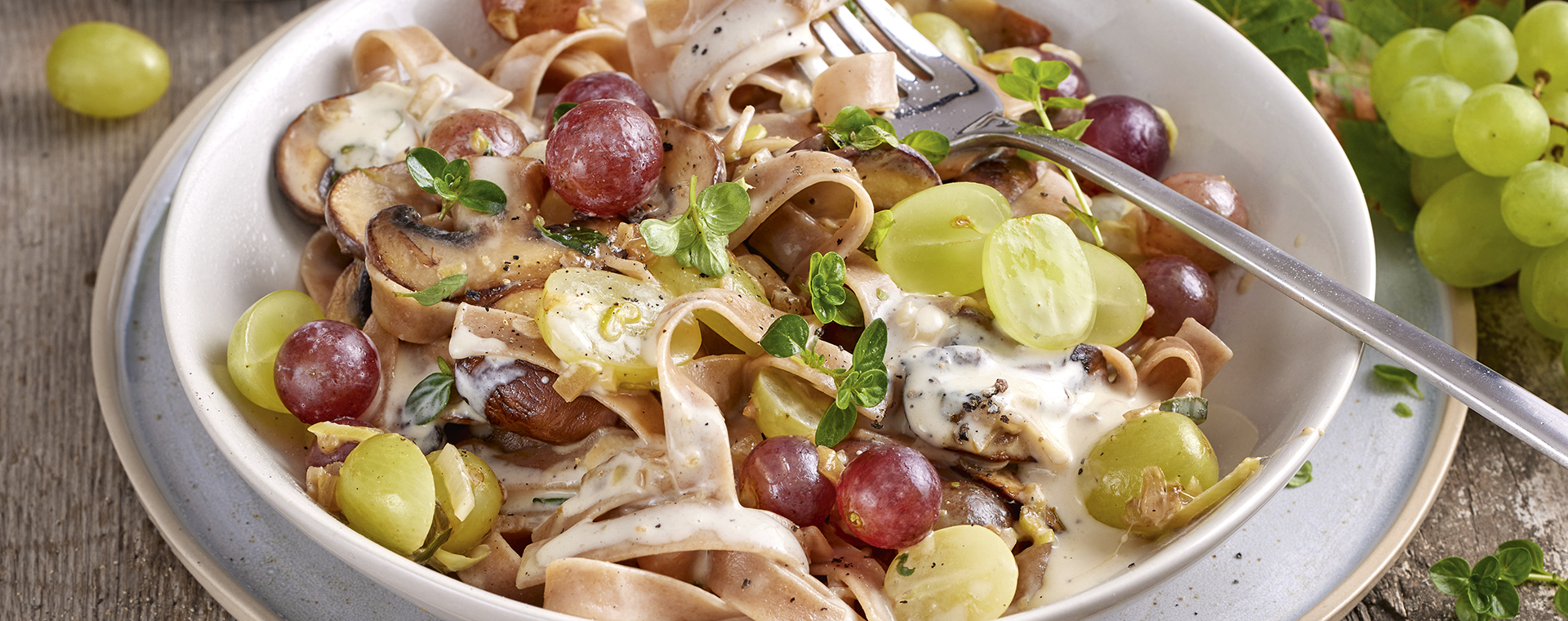 5 22 Nudeln Mit Riesling Pilz Sosse Und Trauben 1920x760px