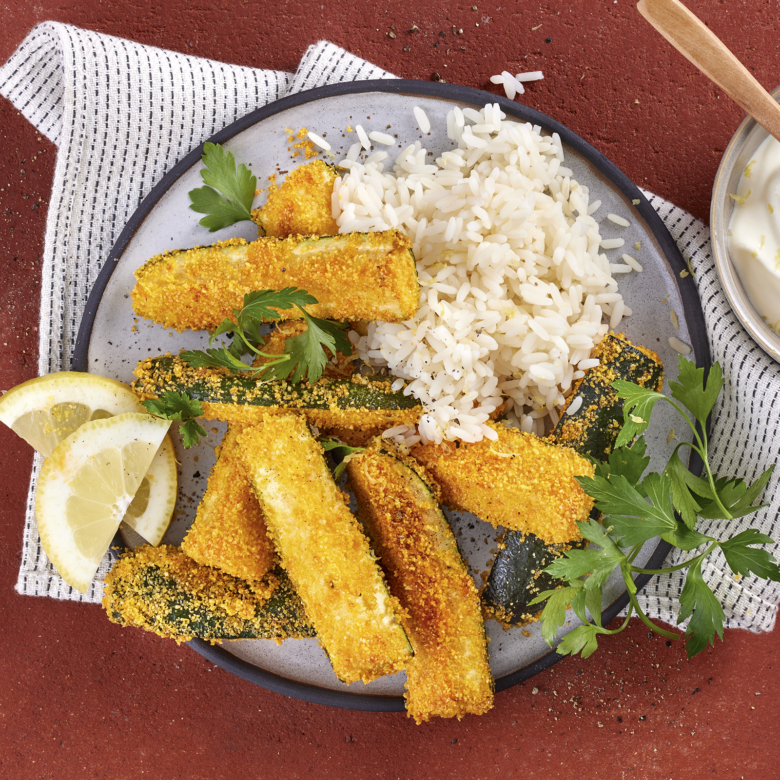 5 22 Zucchinispalten Mit Joghurtdip Und Reis 1600x1600px