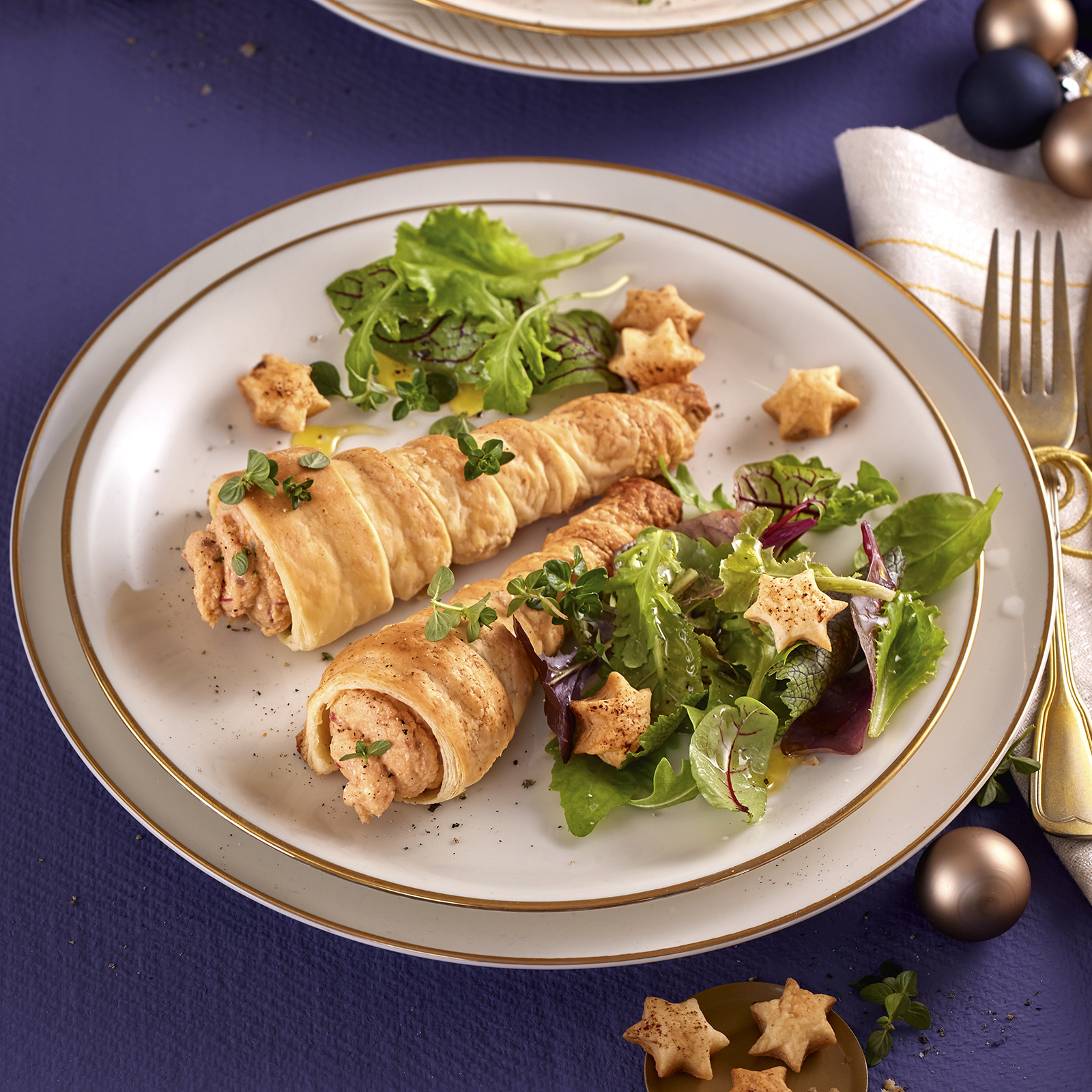 6 22 Blaetterteighoernchen Mit Pastinaken Feta Fuellung Und Wildkraeutersalat 1600x1600px