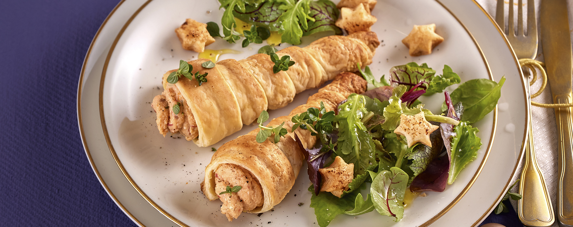 6 22 Blaetterteighoernchen Mit Pastinaken Feta Fuellung Und Wildkraeutersalat 1920x760px