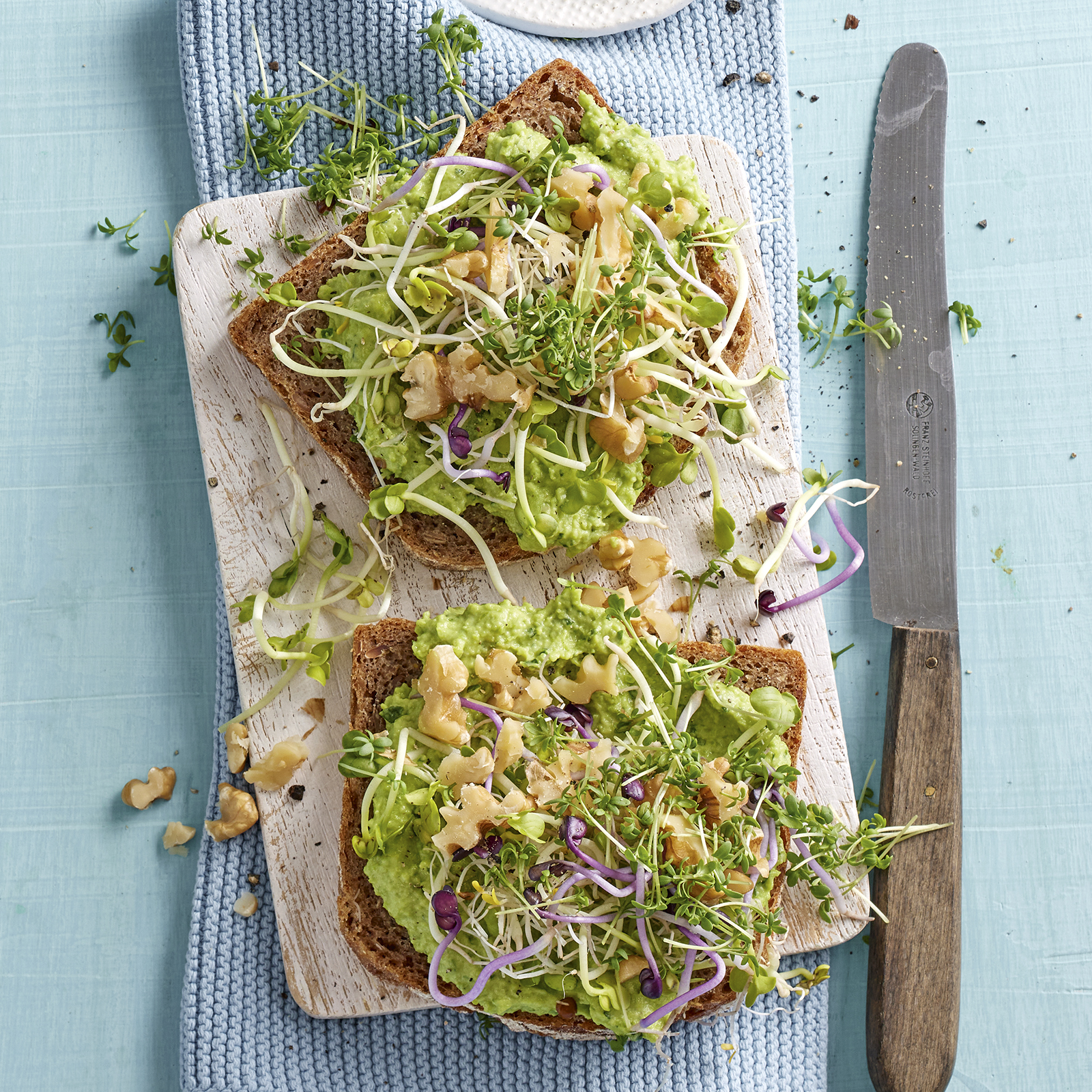 6 22 Erbsenhummus Sprossen Und Nuesse Auf Vollkornbrot 1600x1600px