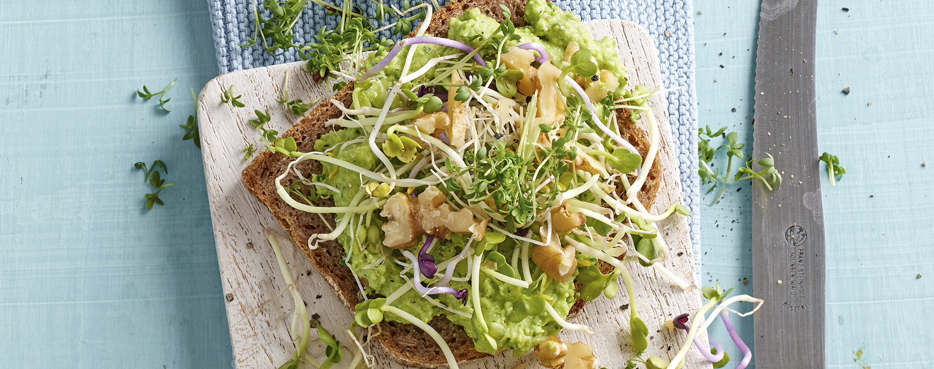 6 22 Erbsenhummus Sprossen Und Nuesse Auf Vollkornbrot 1920x760px