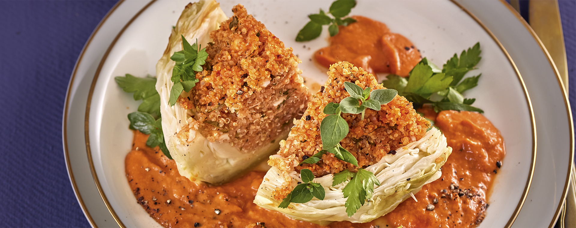 6 22 Gefuellter Weisskohl Mit Quinoa Auf Tomatensosse 1920x760px