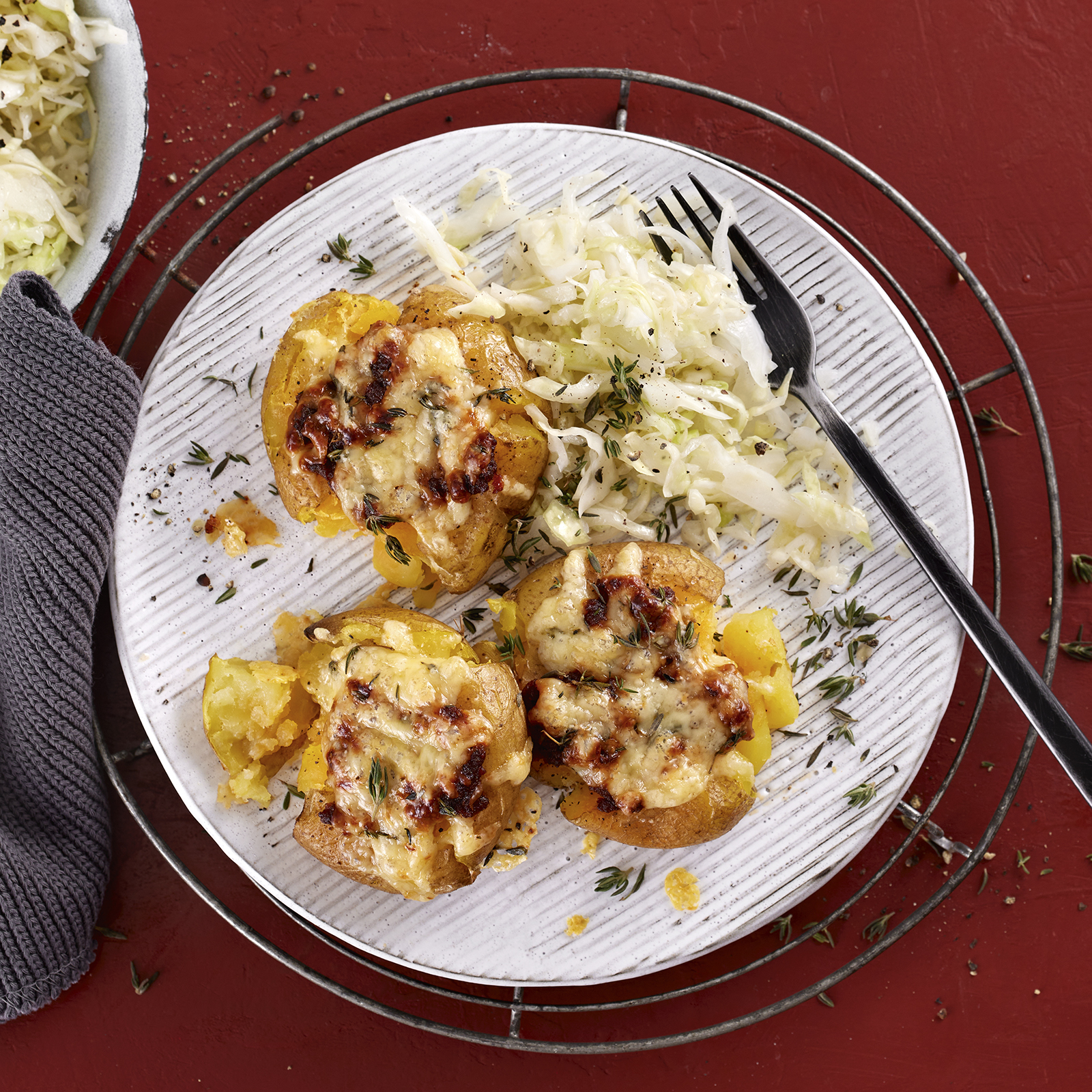 6 22 Gratinierte Quetschkartoffeln Mit Spitzkohlsalat 1600x1600px