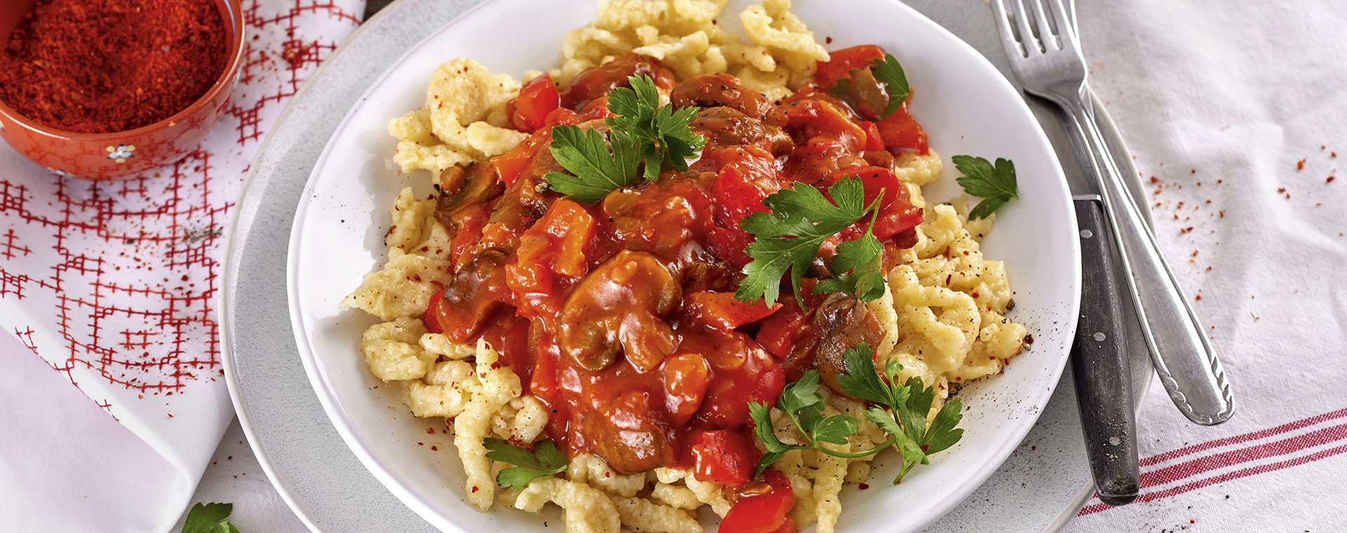 6 22 Paprikagulasch Mit Spaetzle 1920x760px