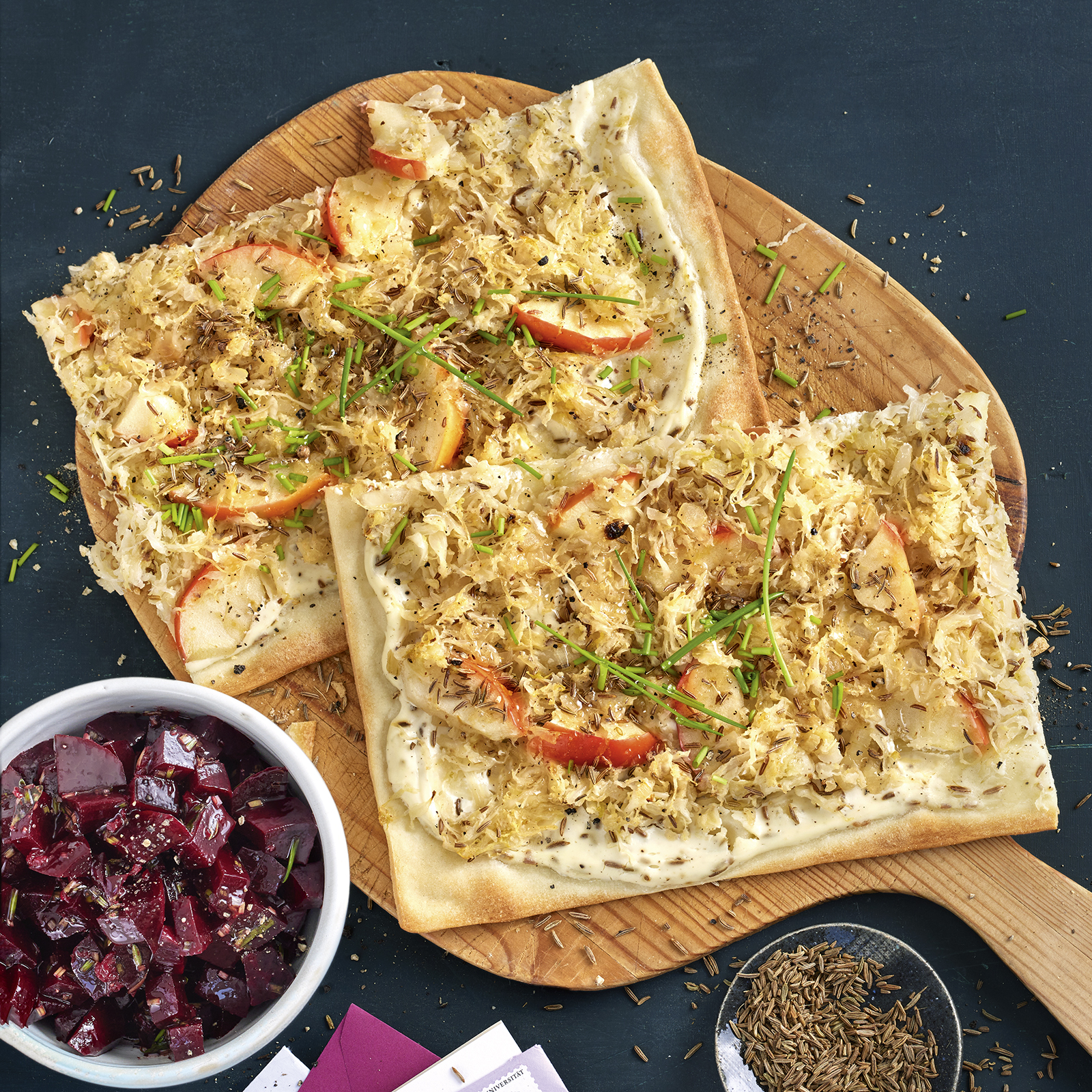 6 22 Sauerkraut Flammkuchen Mit Kuemmel 1600x1600px