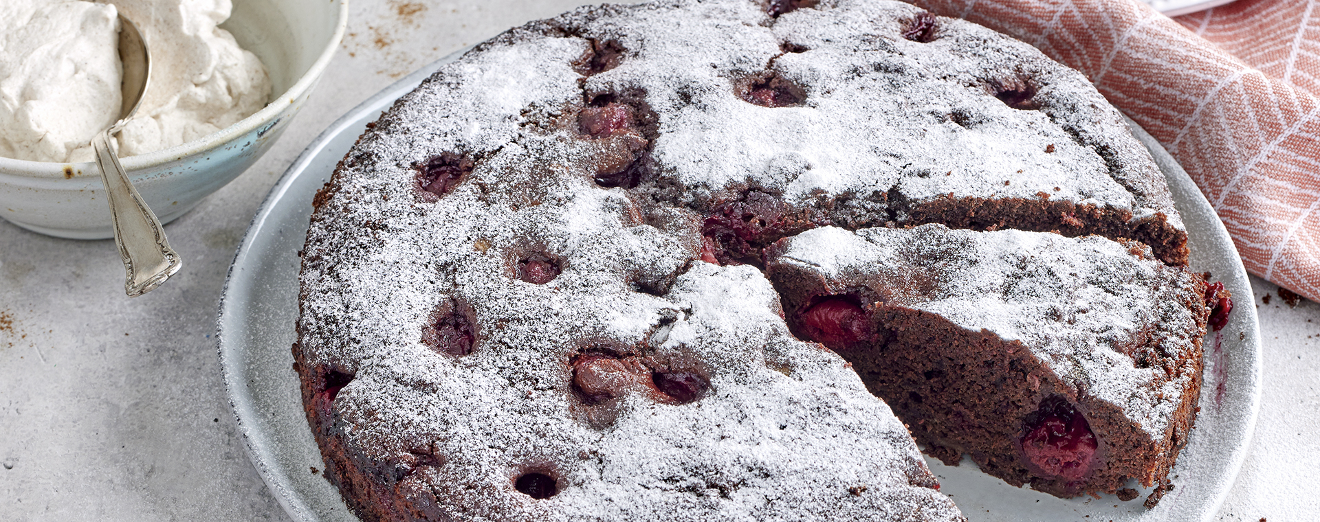 6 22 Sauerteig Schokokuchen Mit Kirschen 1920x760px