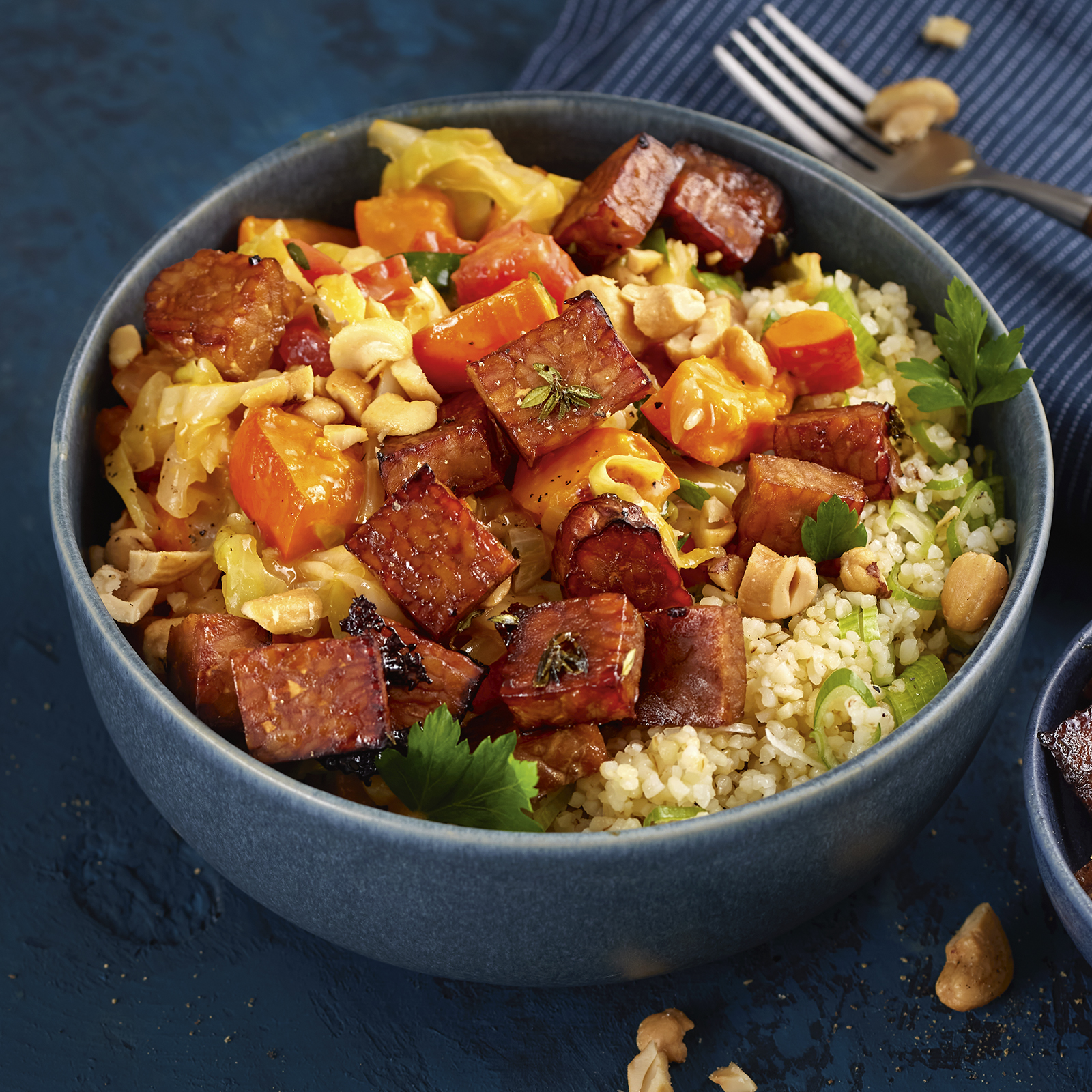 1 23 Kuerbis Spitzkohl Bowl Mit Bulgur Und Tempeh 1600x1600px