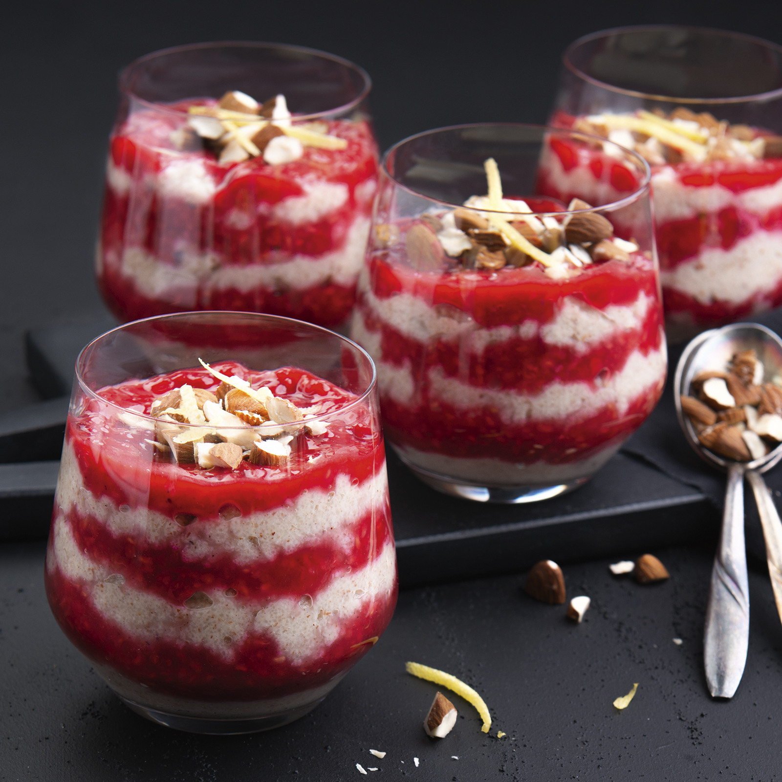 1 23 Mandel Vanille Griessbrei Mit Himbeersosse 1600x1600px