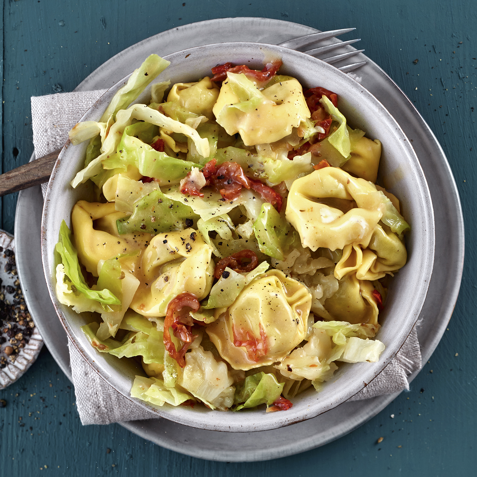 1 23 One Pot Tortellini Mit Wirsing 1600x1600px