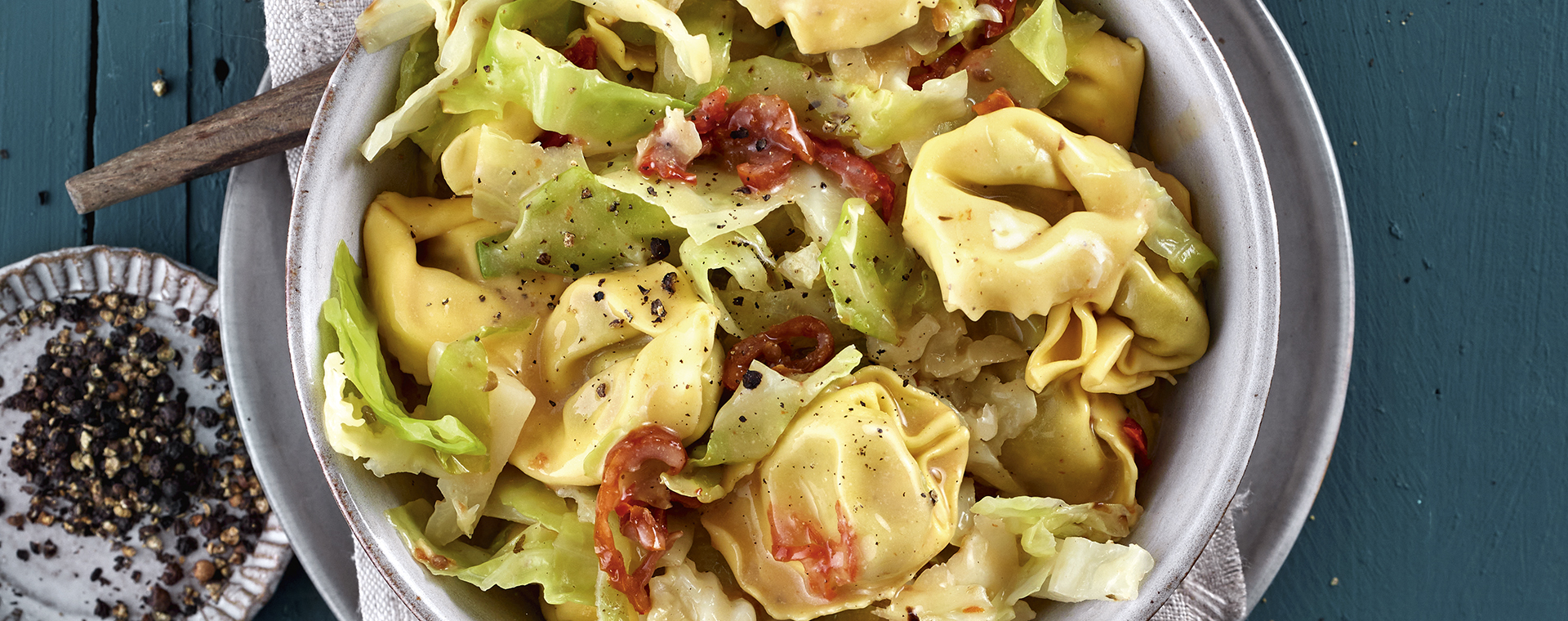 1 23 One Pot Tortellini Mit Wirsing 1920x760px