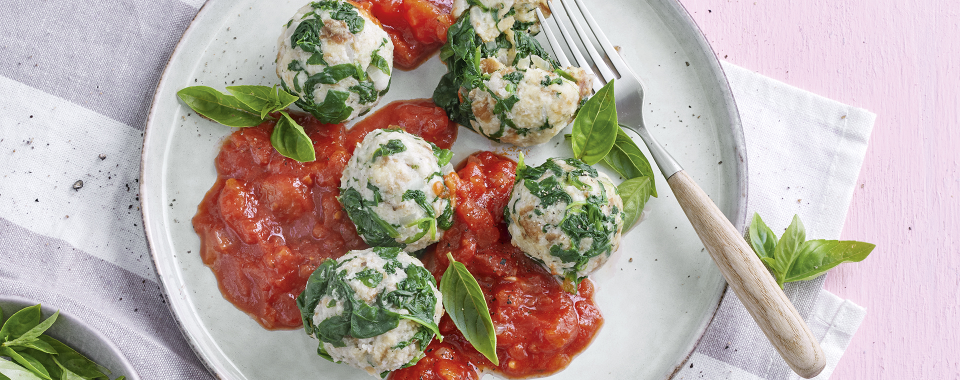 1 23 Spinat Laugen Knoedelchen Mit Tomatensosse 1920x760px