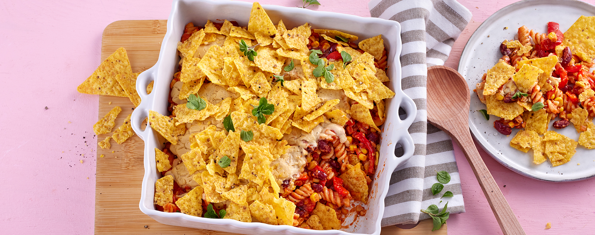 1 23 Veganer Mexikanischer Nudelauflauf Mit Nachokruste 1920x760px