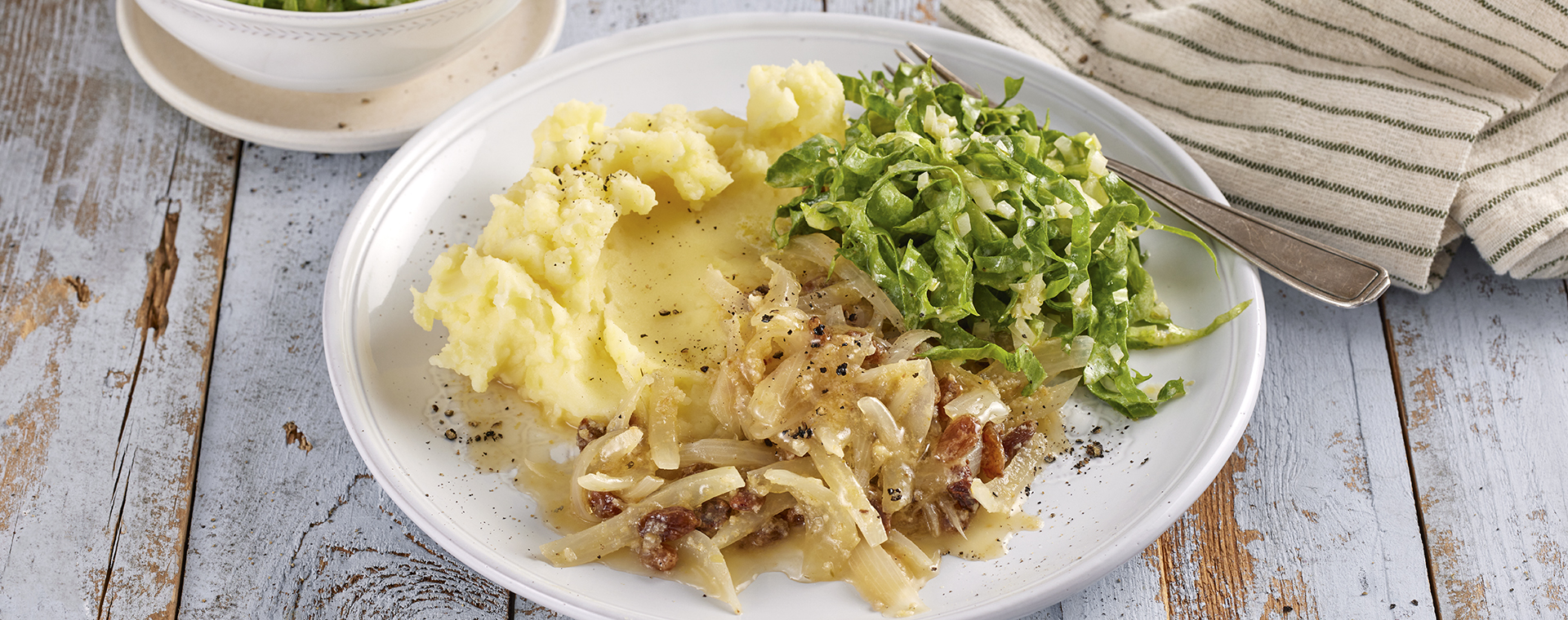 1 23 Zwiebelgemuese Mit Kartoffelpueree Und Endiviensalat 1920x760px