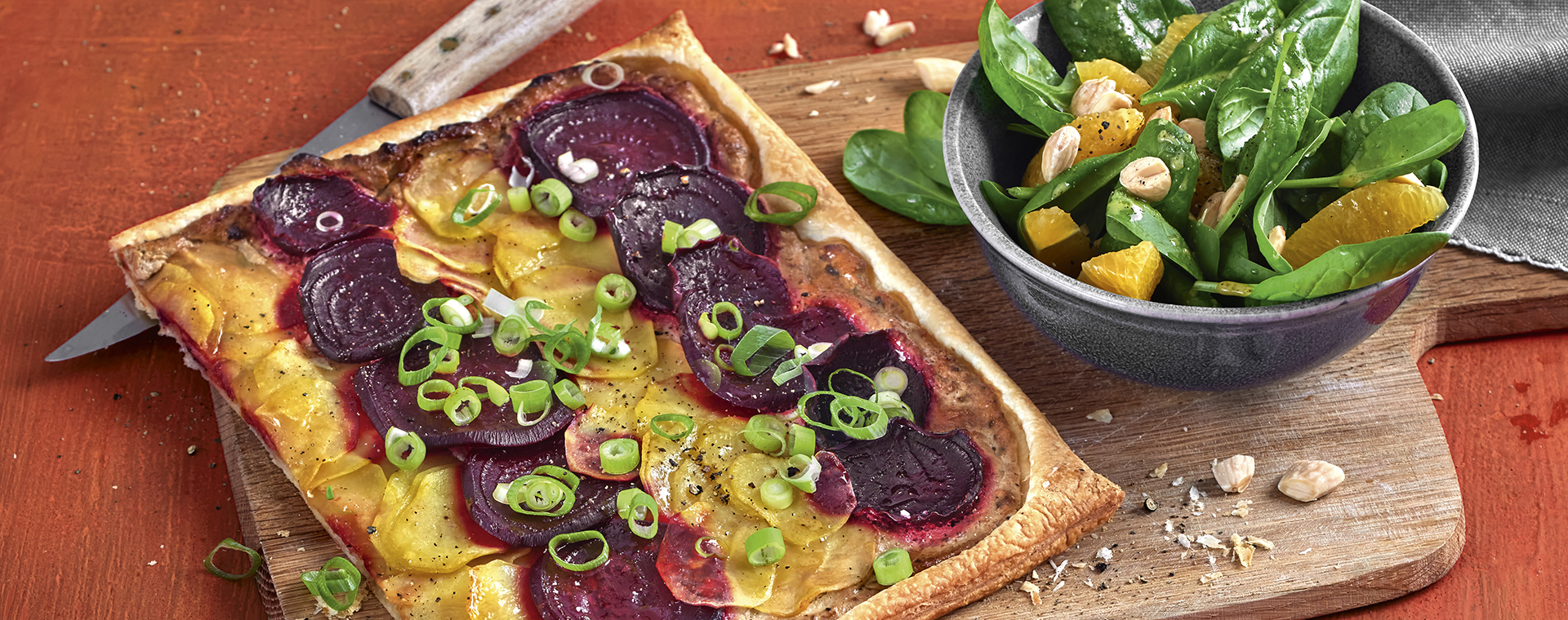 2 23 Blaetterteigpizza Mit Steinpilzcreme Und Spinatsalat 1920x760px