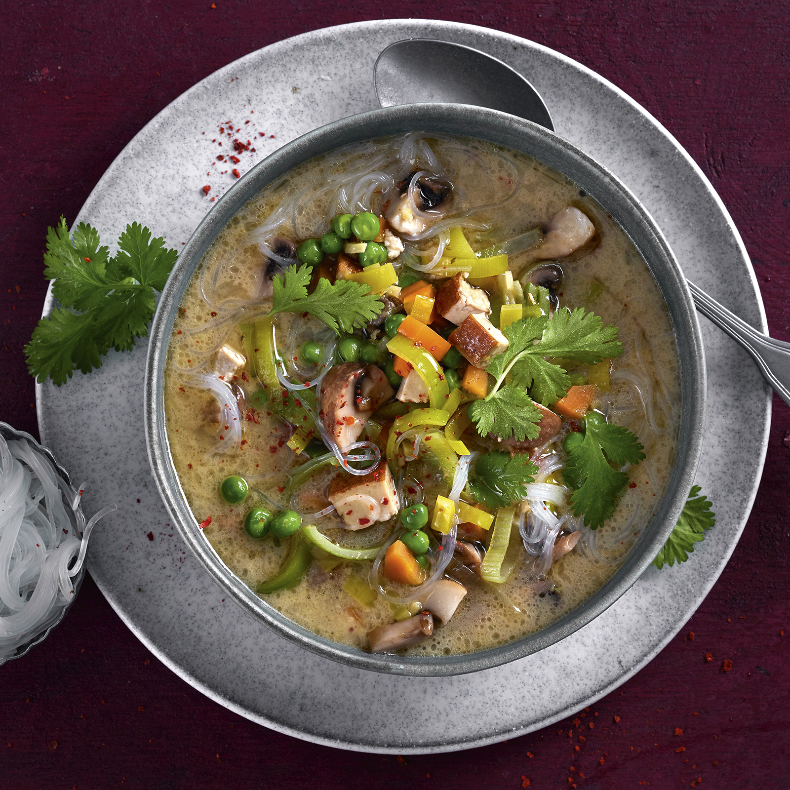 2 23 Kokos Gemuesesuppe Mit Glasnudeln Und Tofu 1600x1600px