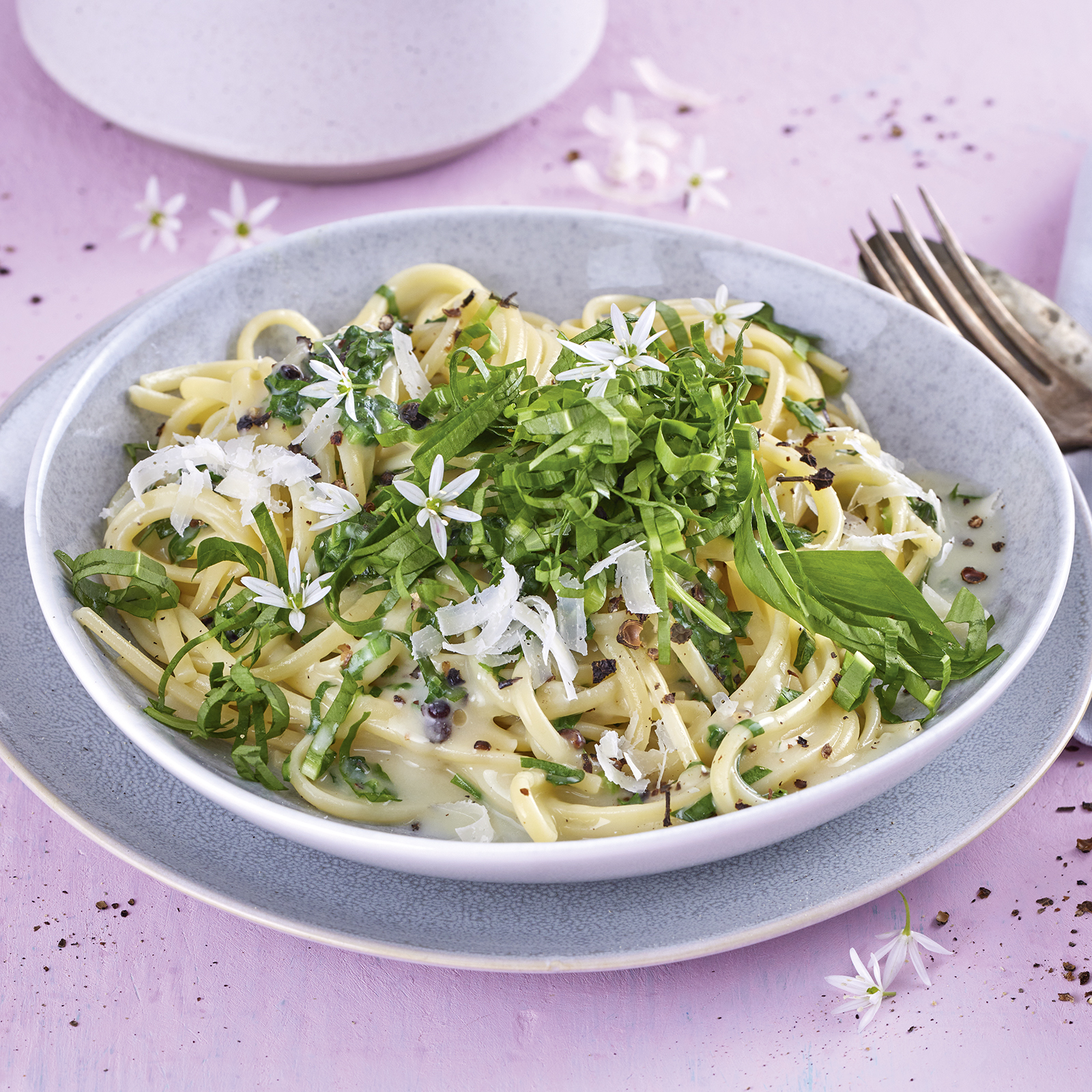 2 23 Linguine Mit Baerlauch Und Kaese Pfeffer Sosse 1600x1600px