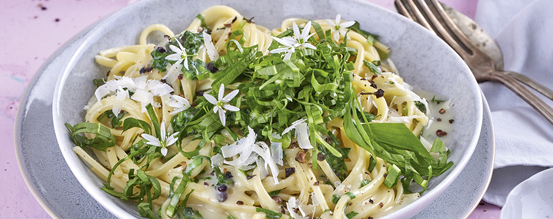 2 23 Linguine Mit Baerlauch Und Kaese Pfeffer Sosse 1920x760px