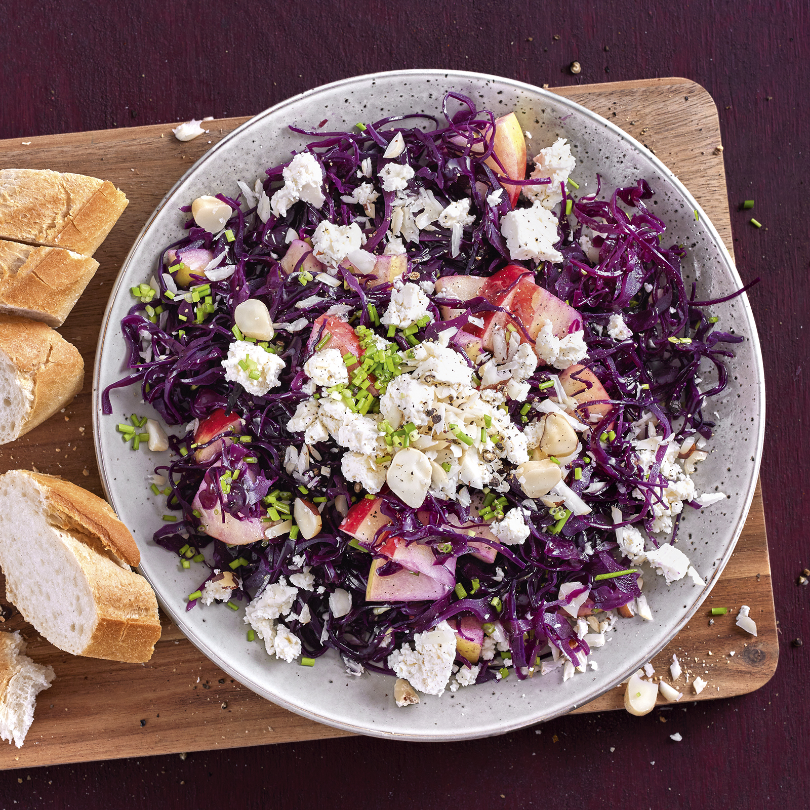 2 23 Rotkohlsalat Mit Aepfeln Nuessen Und Feta 1600x1600px
