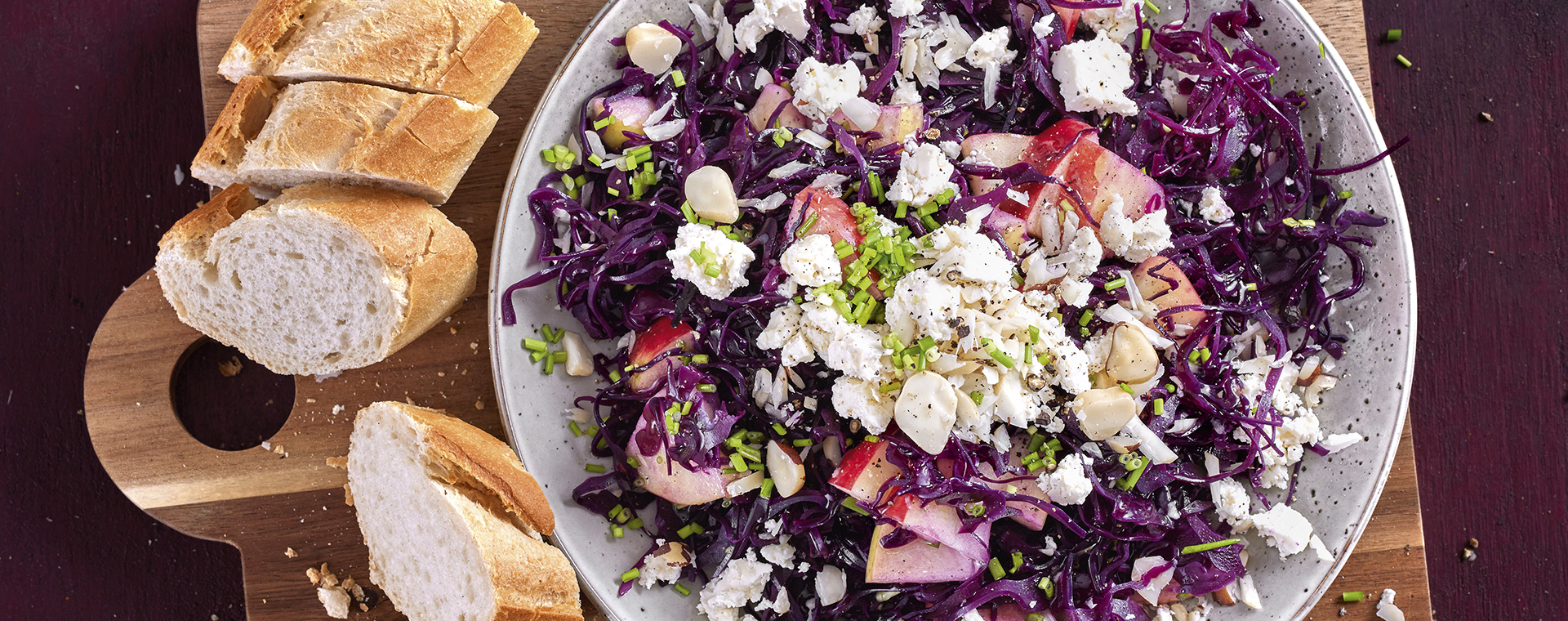 2 23 Rotkohlsalat Mit Aepfeln Nuessen Und Feta 1920x760px