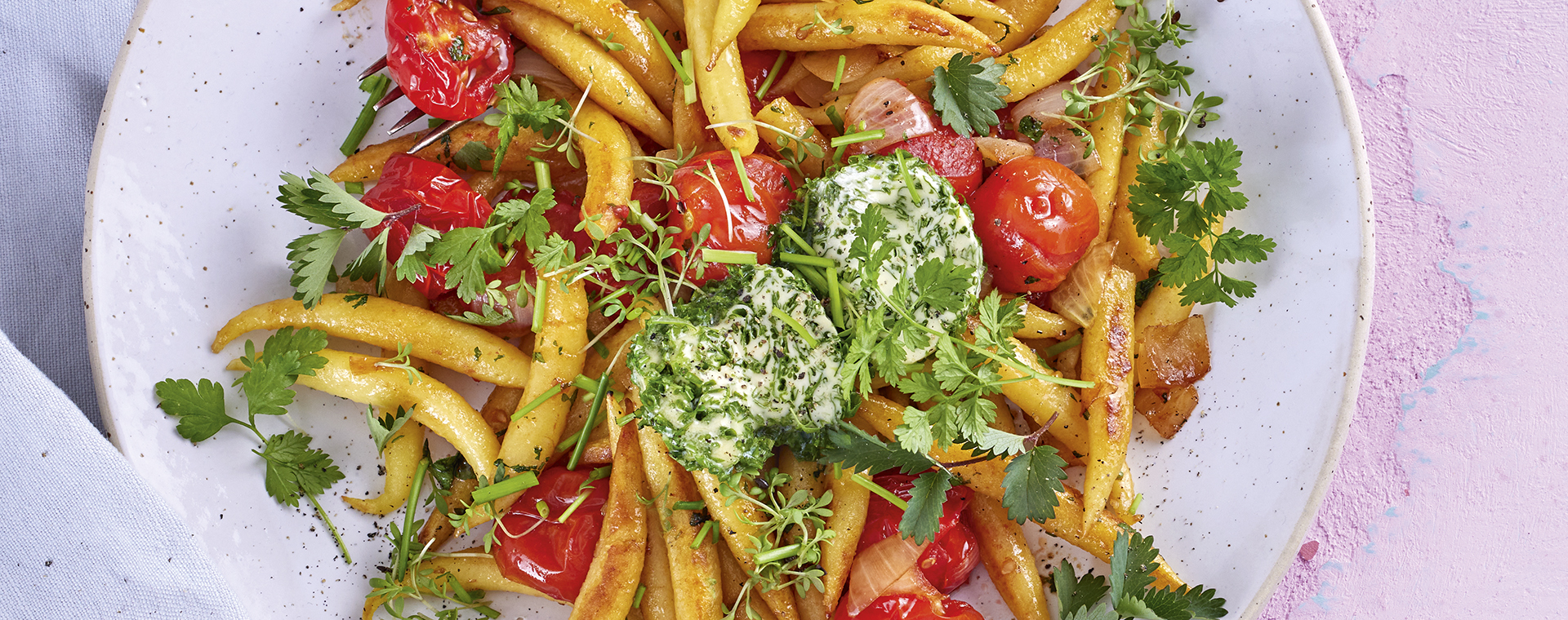 2 23 Schupfnudelpfanne Mit Kraeuterbutter Und Spinatsalat 1920x760px