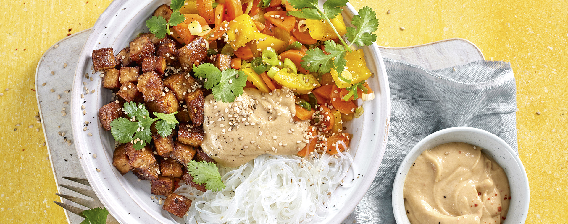 3 23 Asiatische Bowl Mit Glasnudeln Und Erdnuss Sosse 1920x760px