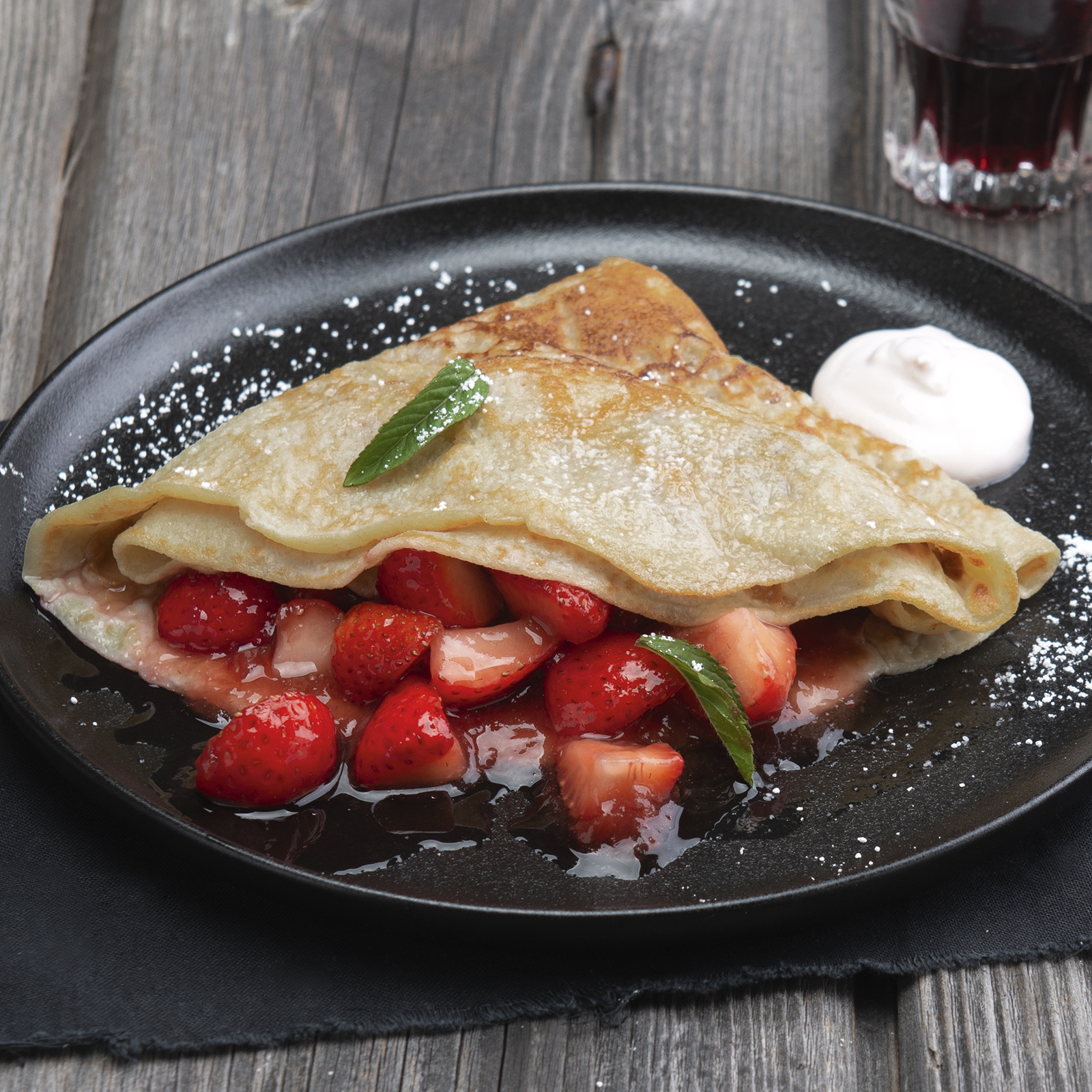 3 23 Crepes Mit Beschwipsten Erdbeeren 1600x1600px