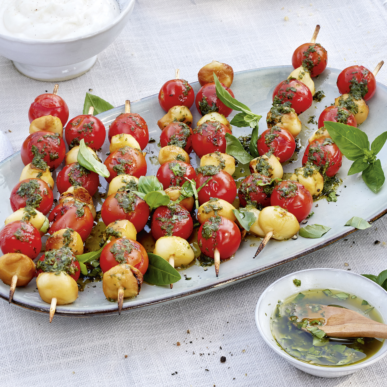 3 23 Kaese Tomaten Spiesse Mit Basilikumoel 1600x1600px