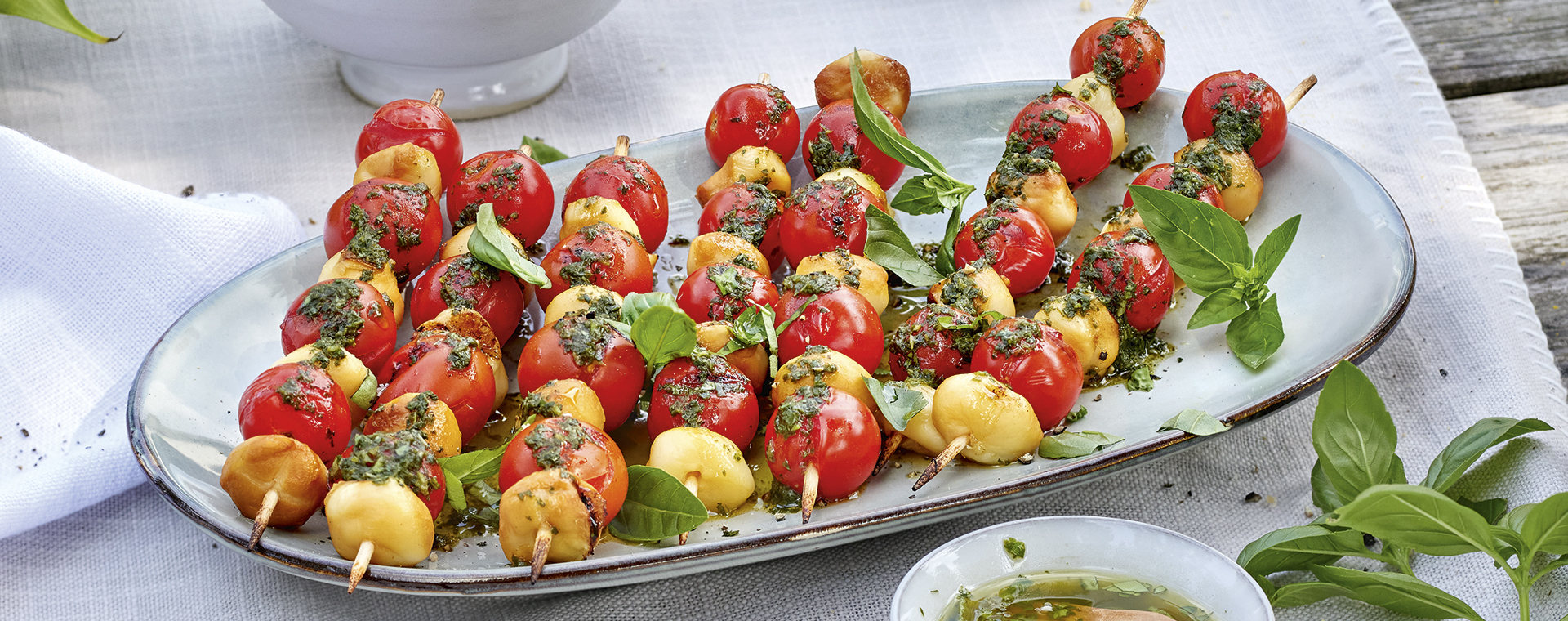 3 23 Kaese Tomaten Spiesse Mit Basilikumoel 1920x760px