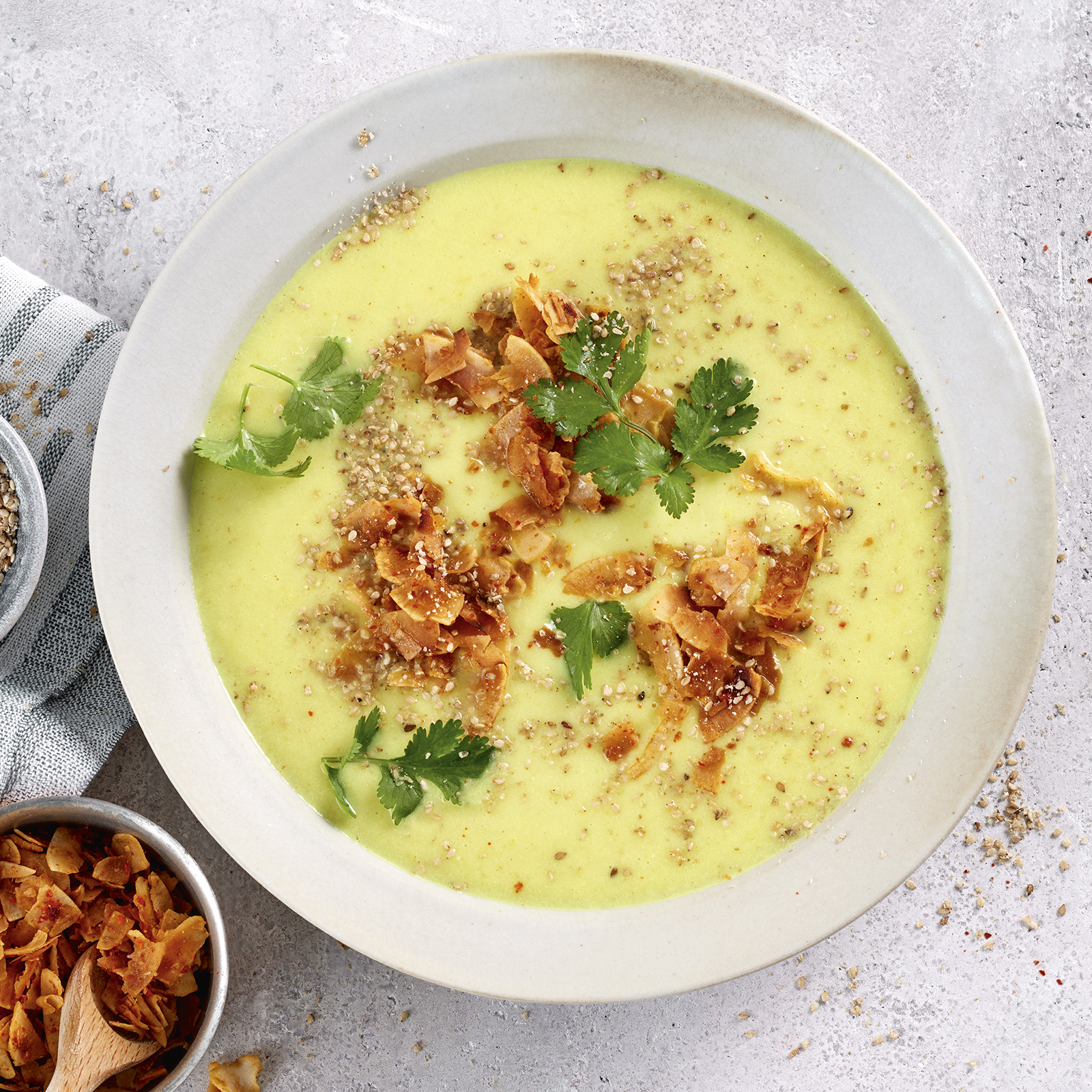 3 23 Kohlrabi Curry Cremesuppe Mit Gomasio Und Kokoschips 1600x1600px