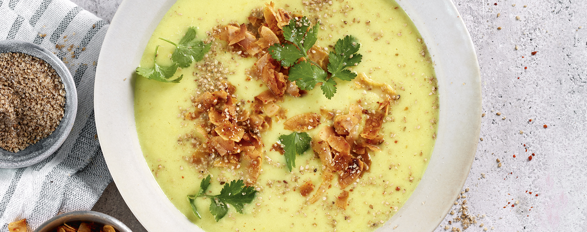 3 23 Kohlrabi Curry Cremesuppe Mit Gomasio Und Kokoschips 1920x760px