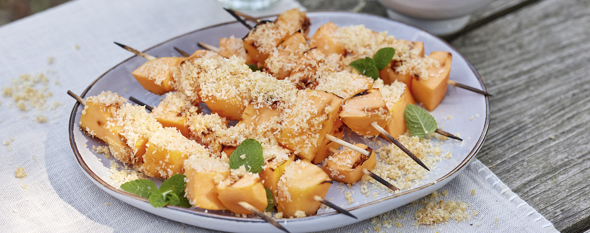 3 23 Melonenspiesse Mit Kokosraspeln Und Kokos Vanille Dip 1920x760px