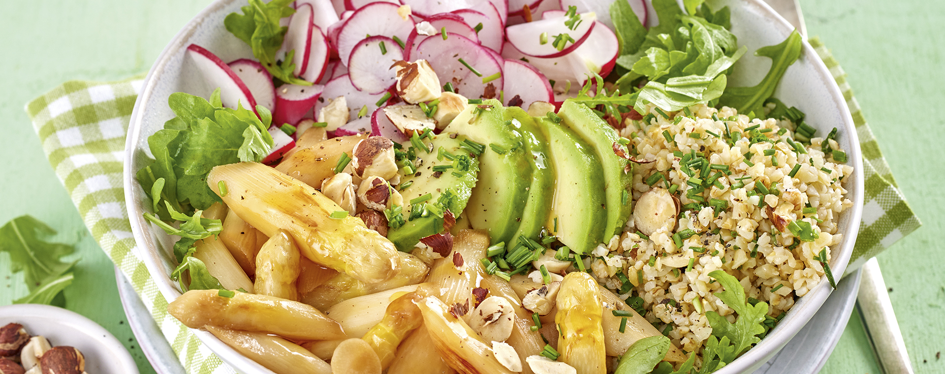 3 23 Salatbowl Mit Bratspargel Und Zitronen Schnittlauch Bulgur 1920x760px