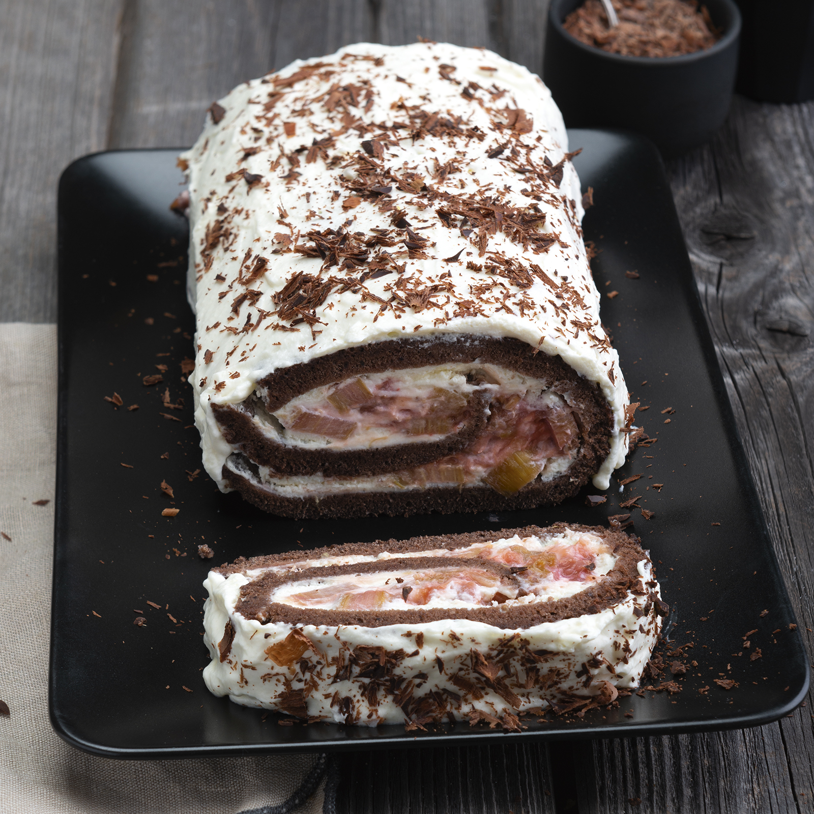 3 23 Schoko Biskuitrolle Mit Rhabarber 1600x1600px