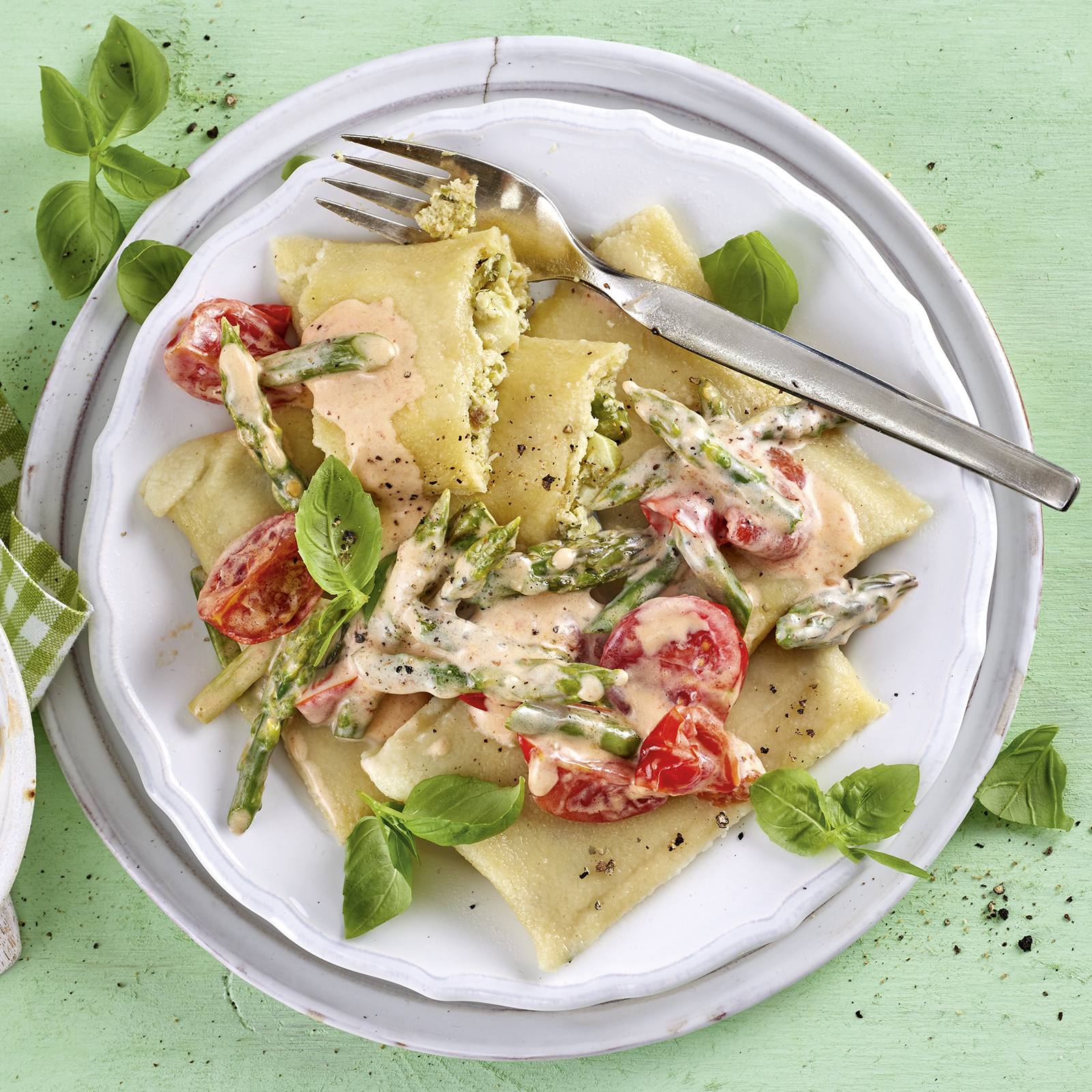 3 23 Spargelmaultaschen Auf Spargel Tomaten Sugo 1600x1600px