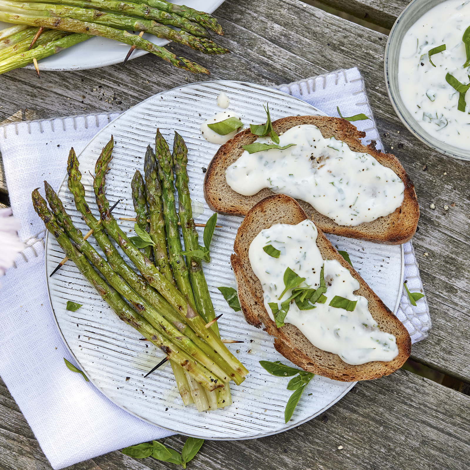 3 23 Spargelspiesse Mit Roestbrot Und Basilikum Aioli 1600x1600px